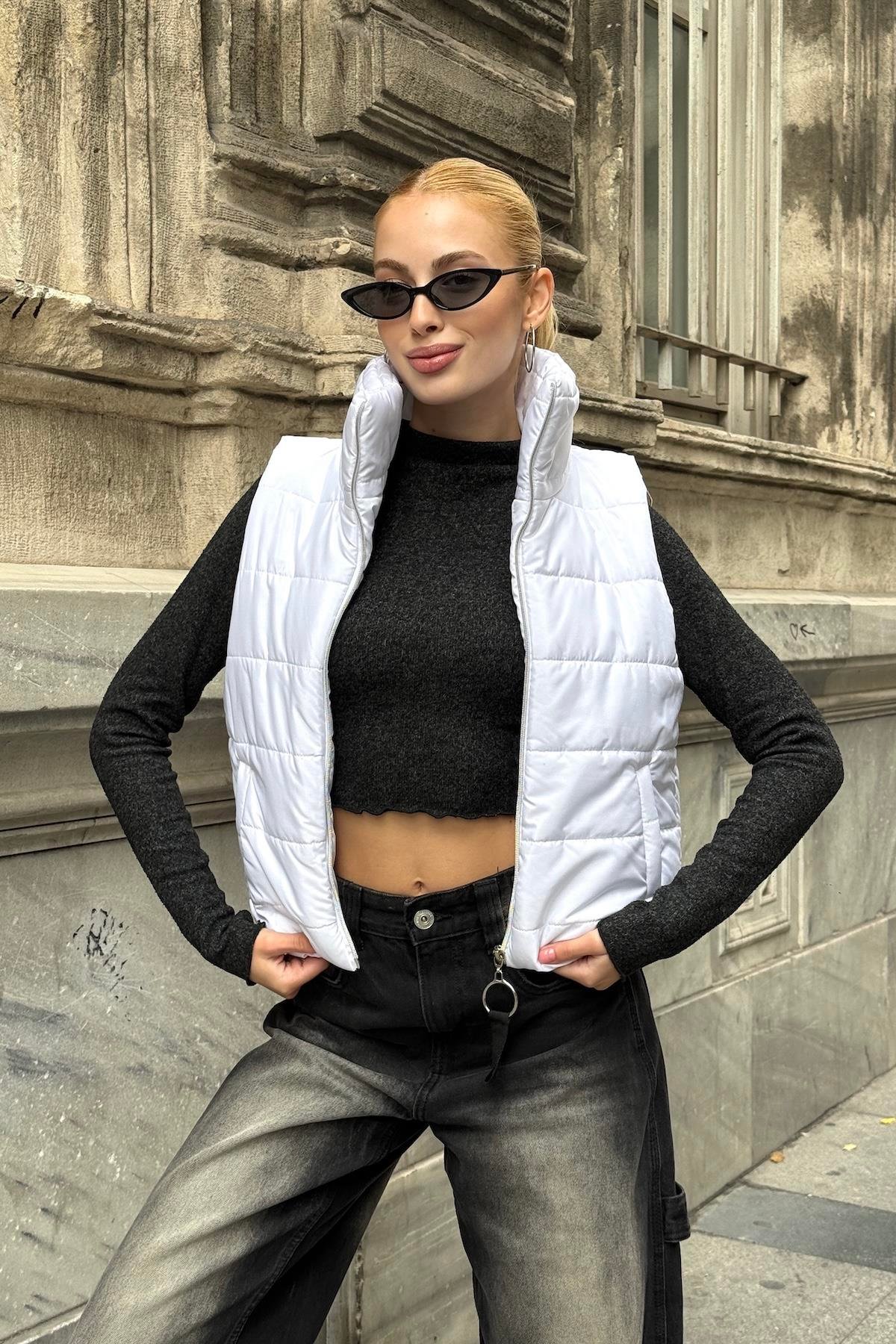 Beyaz Sırtı Taş İşlemeli Dik Yaka Kısa Şişme Yelek