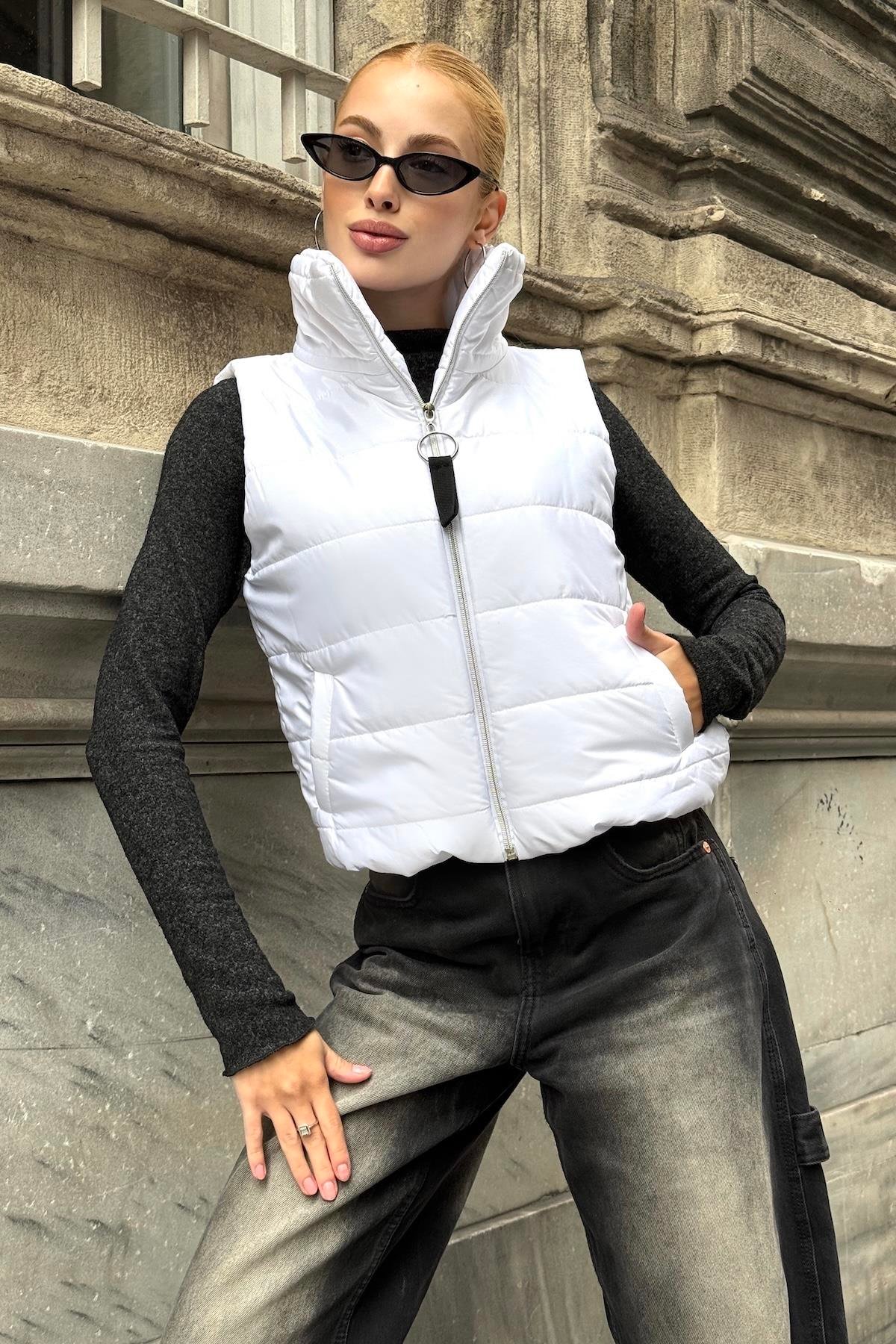 Beyaz Sırtı Taş İşlemeli Dik Yaka Kısa Şişme Yelek