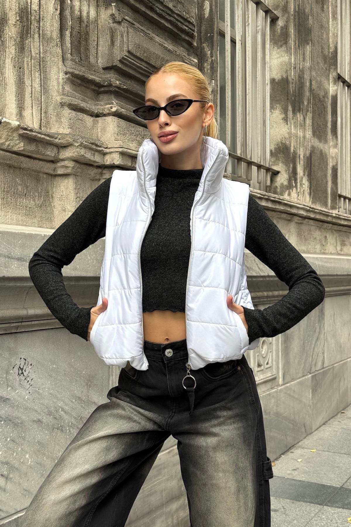 Beyaz Sırtı Taş İşlemeli Dik Yaka Kısa Şişme Yelek