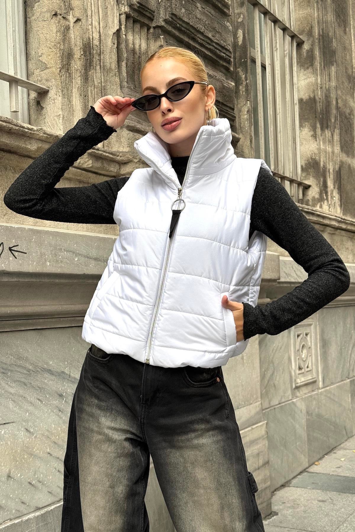 Beyaz Sırtı Taş İşlemeli Dik Yaka Kısa Şişme Yelek