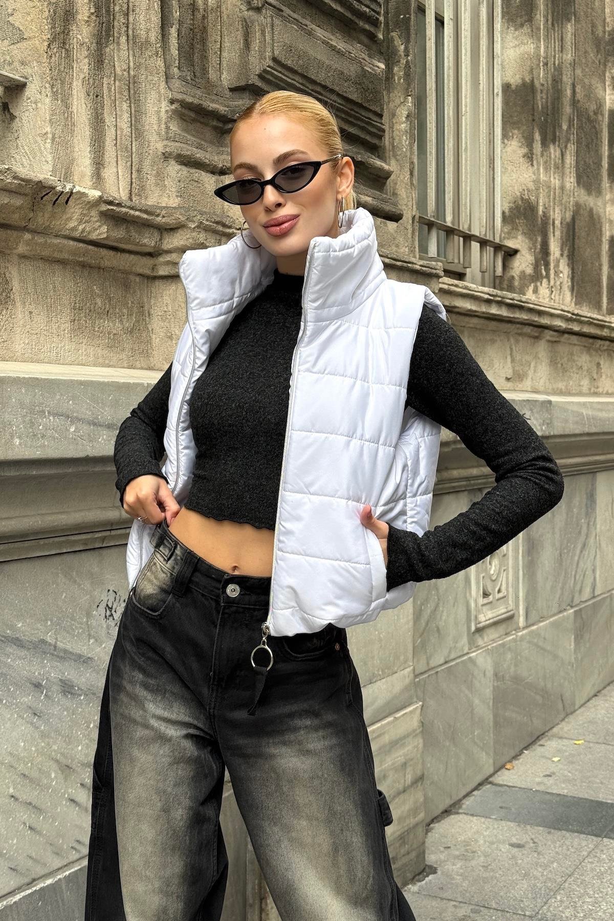 Beyaz Sırtı Taş İşlemeli Dik Yaka Kısa Şişme Yelek