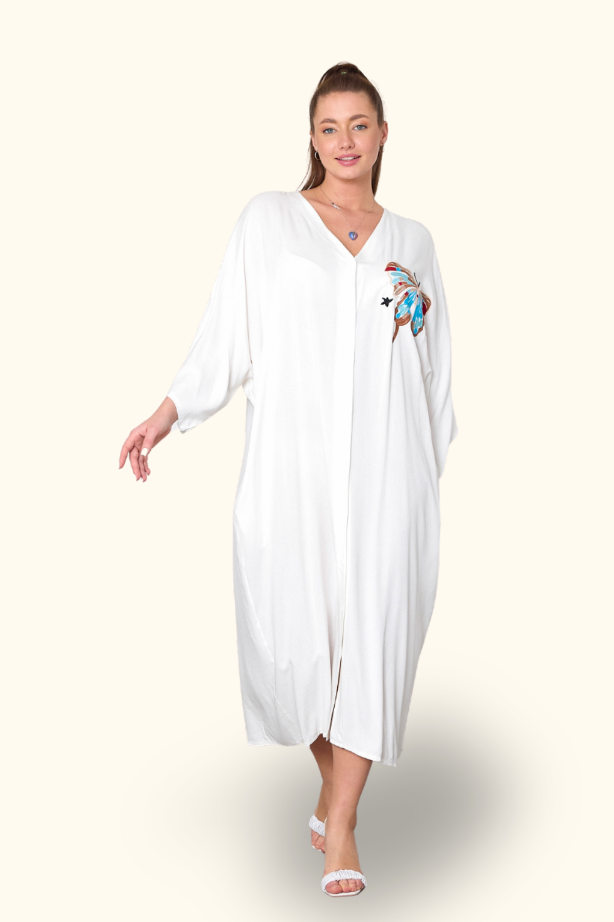 Beyaz V Yaka Göğsü Kelebek Nakışlı Cepli Oversize Uzun Gömlek Elbise