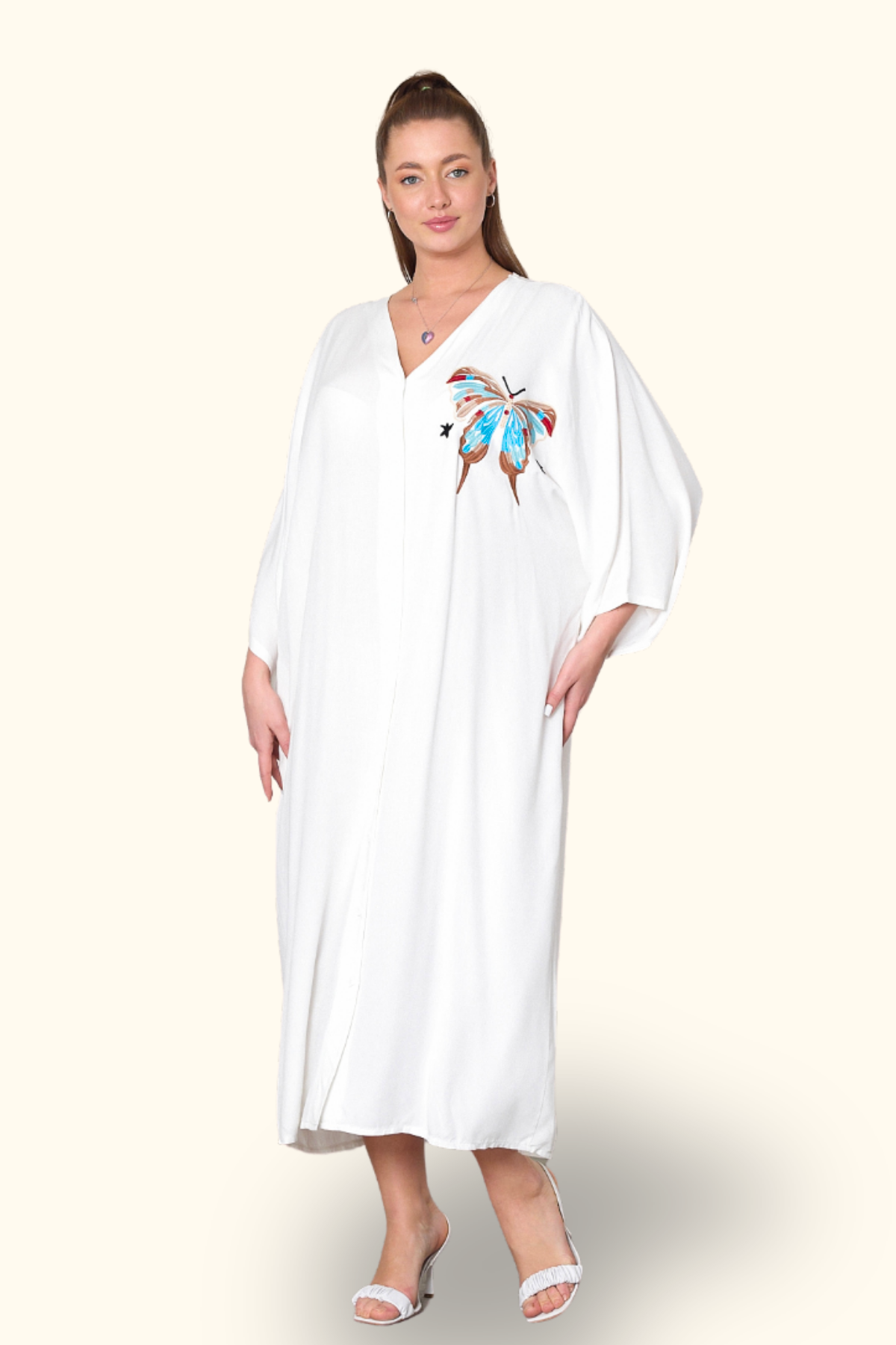 Beyaz V Yaka Göğsü Kelebek Nakışlı Cepli Oversize Uzun Gömlek Elbise