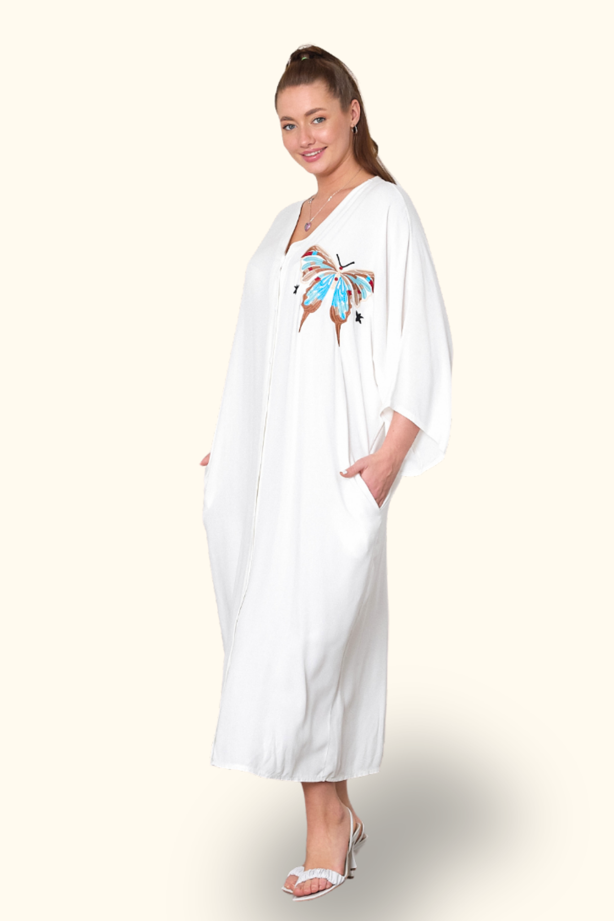 Beyaz V Yaka Göğsü Kelebek Nakışlı Cepli Oversize Uzun Gömlek Elbise