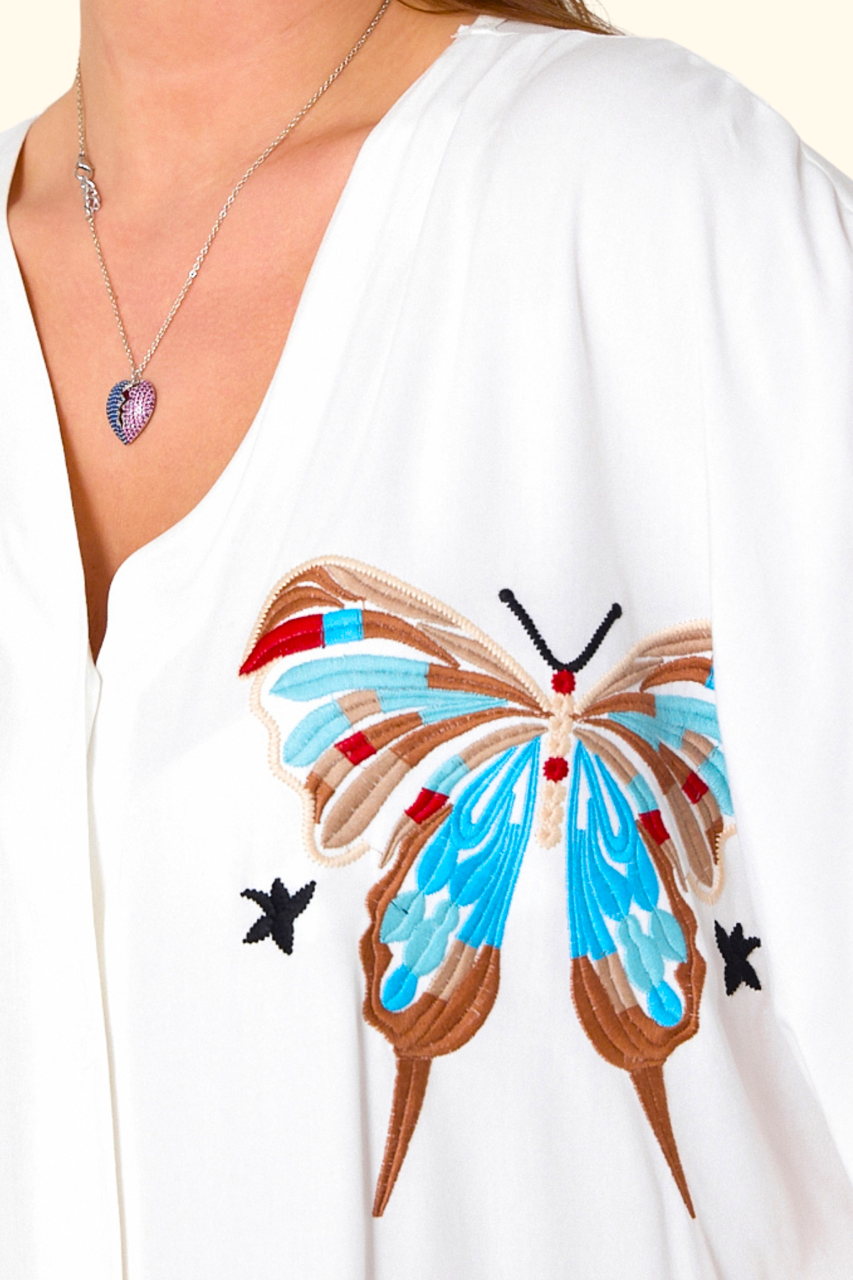 Beyaz V Yaka Göğsü Kelebek Nakışlı Cepli Oversize Uzun Gömlek Elbise