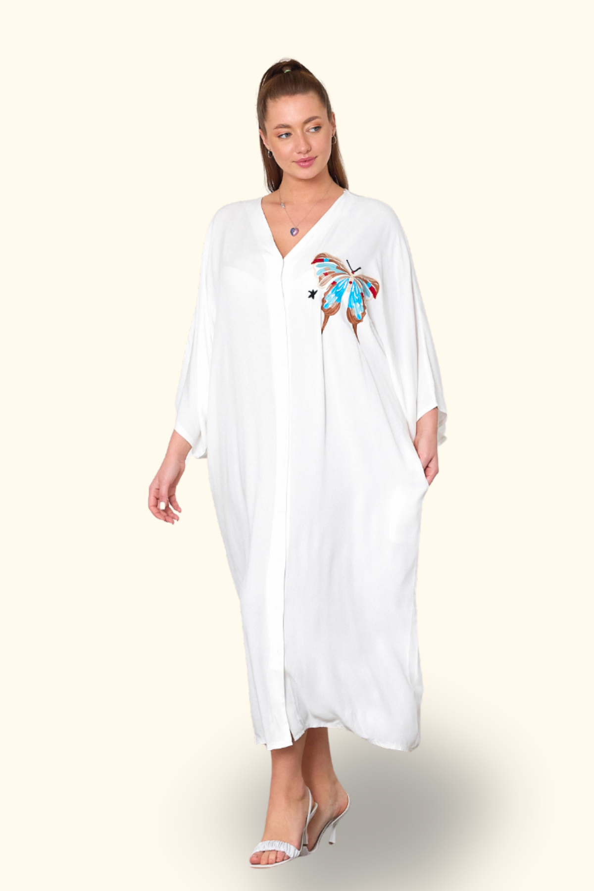 Beyaz V Yaka Göğsü Kelebek Nakışlı Cepli Oversize Uzun Gömlek Elbise