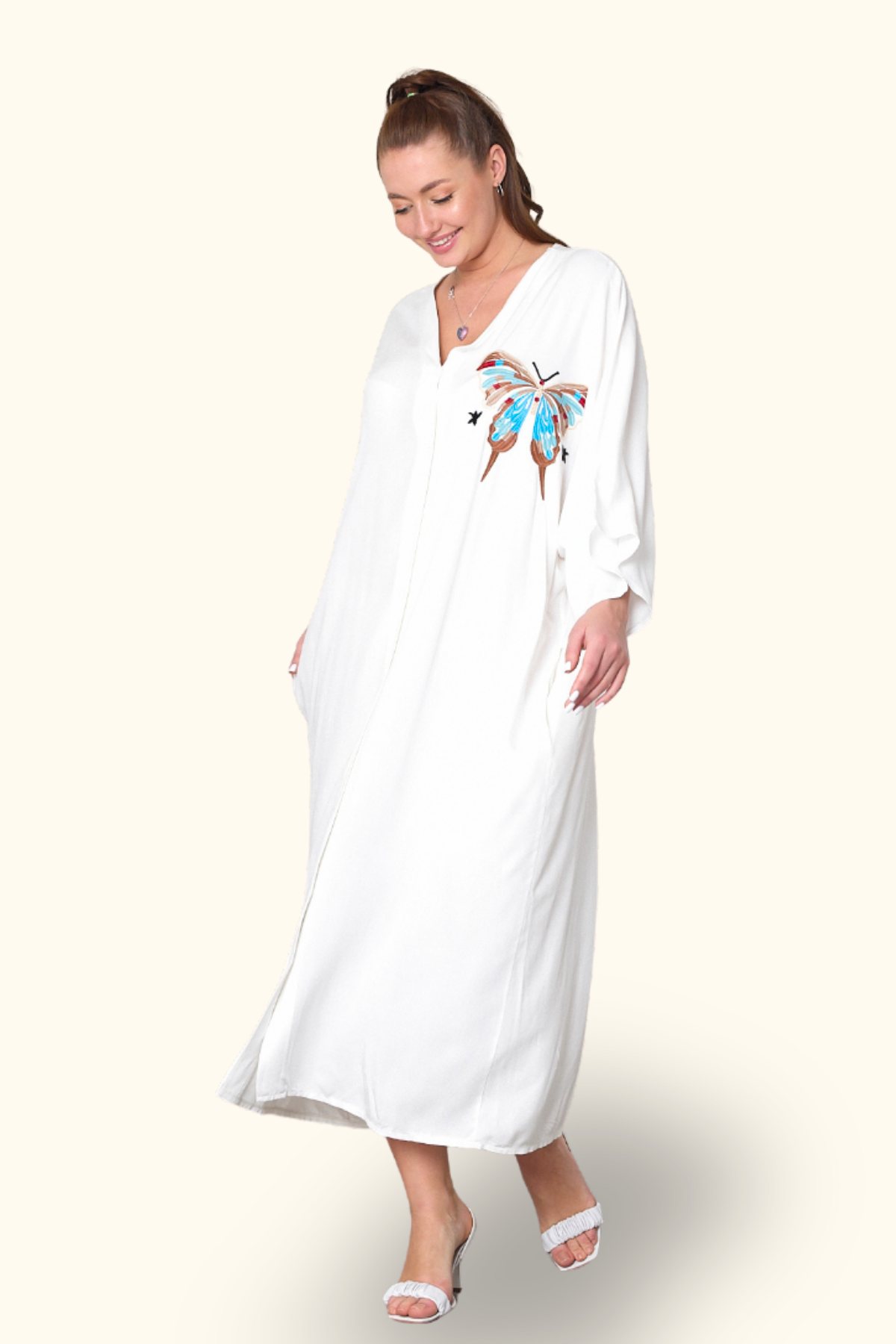 Beyaz V Yaka Göğsü Kelebek Nakışlı Cepli Oversize Uzun Gömlek Elbise