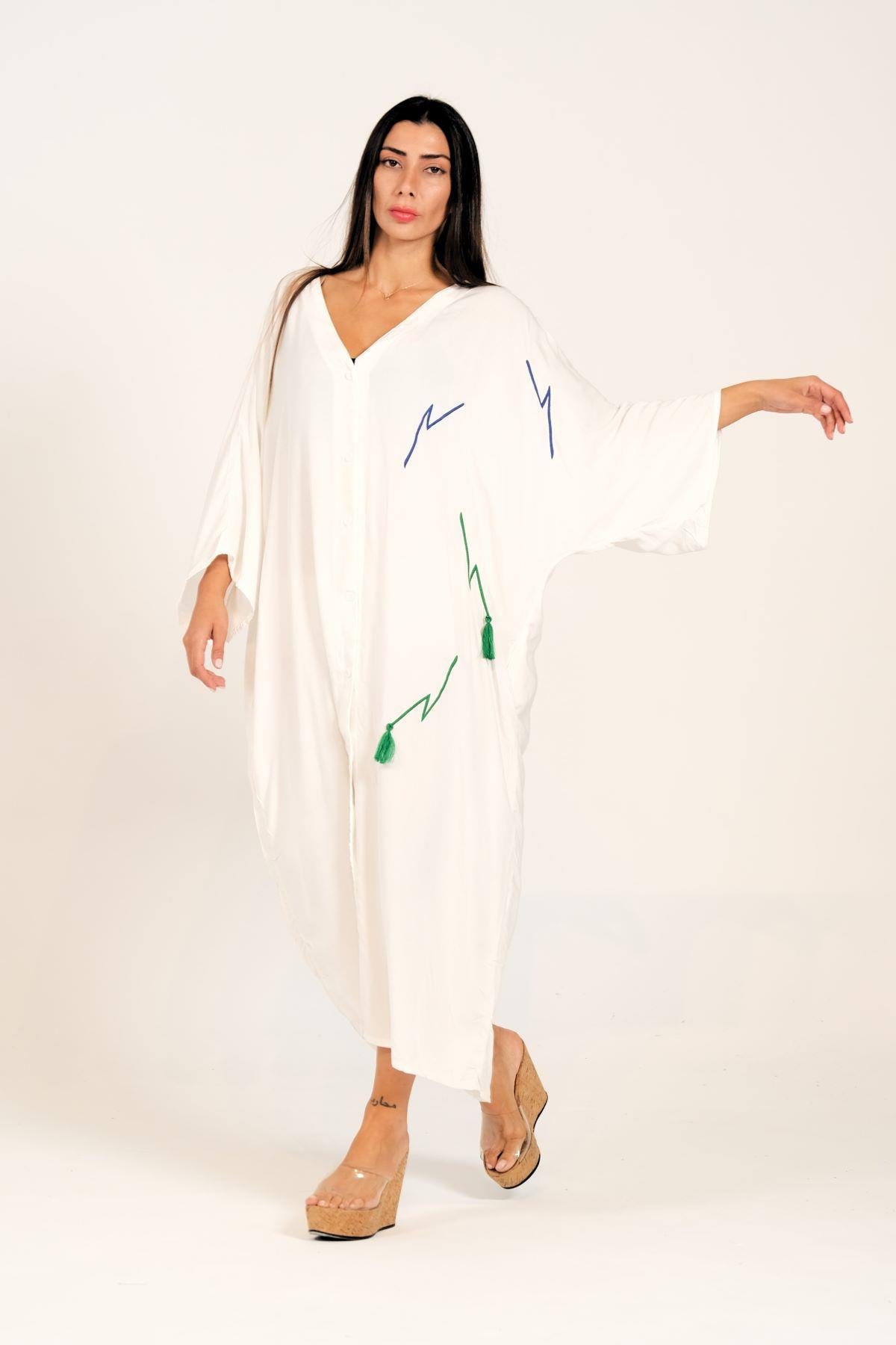 Beyaz V Yaka Sırtı Palmiye Aplike Nakışlı Püsküllü Cepli Uzun Gömlek Elbise