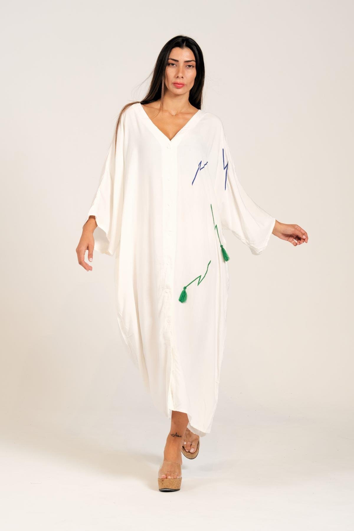 Beyaz V Yaka Sırtı Palmiye Aplike Nakışlı Püsküllü Cepli Uzun Gömlek Elbise