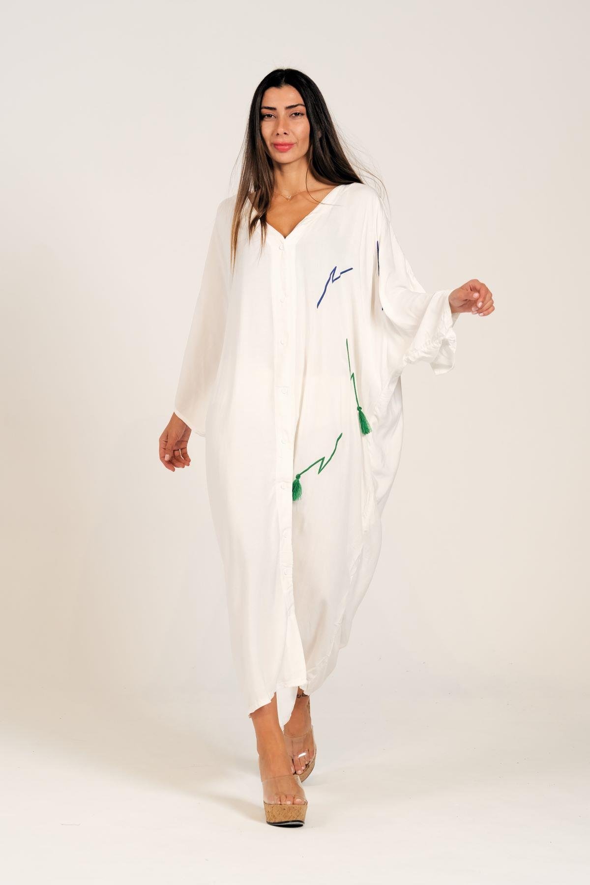 Beyaz V Yaka Sırtı Palmiye Aplike Nakışlı Püsküllü Cepli Uzun Gömlek Elbise