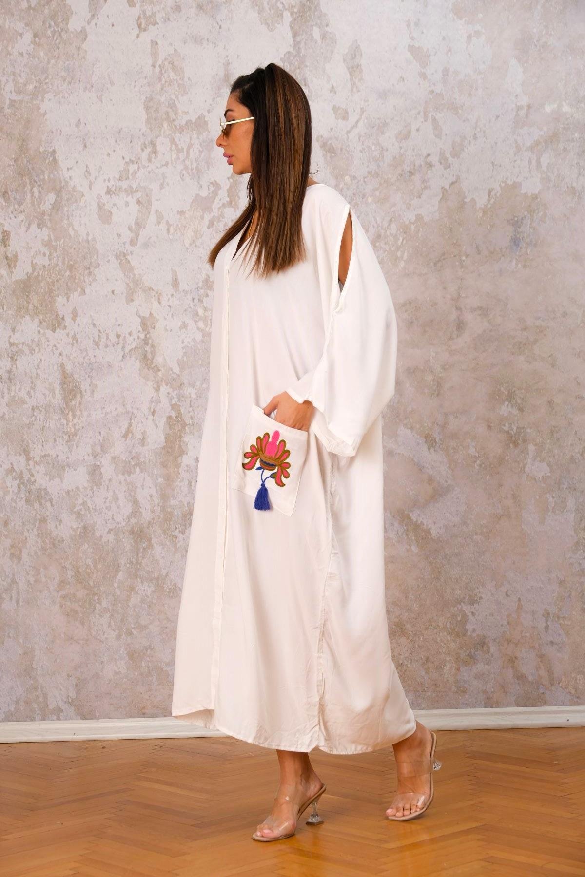 Beyaz V Yaka Sırtı Ve Cepleri Nakışlı Oversize Uzun Gömlek Elbise 