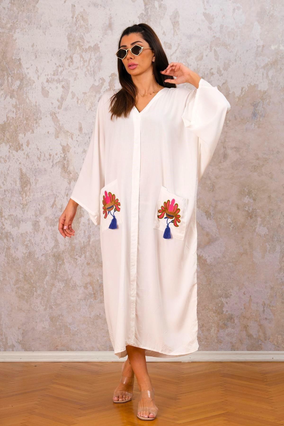 Beyaz V Yaka Sırtı Ve Cepleri Nakışlı Oversize Uzun Gömlek Elbise 