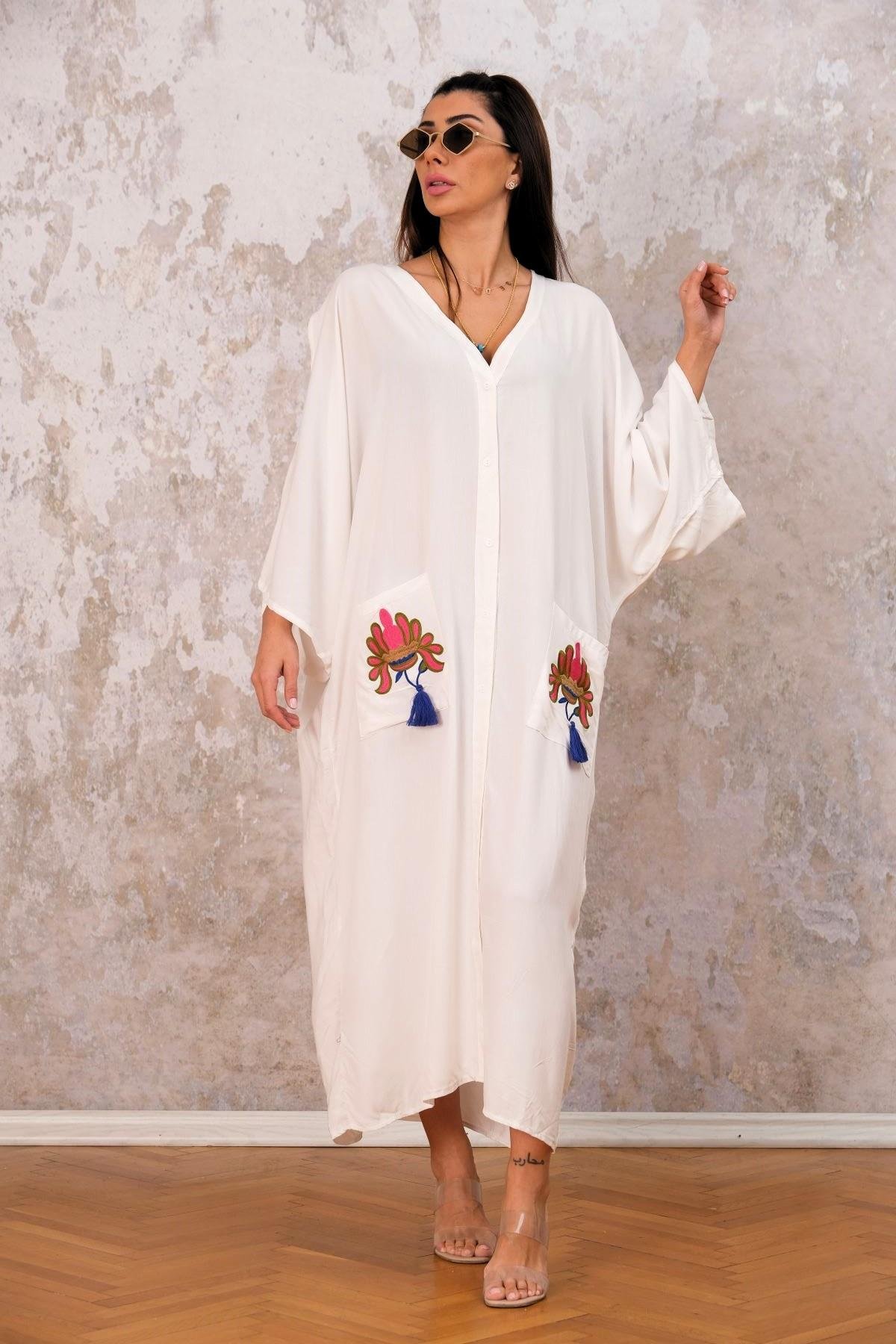 Beyaz V Yaka Sırtı Ve Cepleri Nakışlı Oversize Uzun Gömlek Elbise 