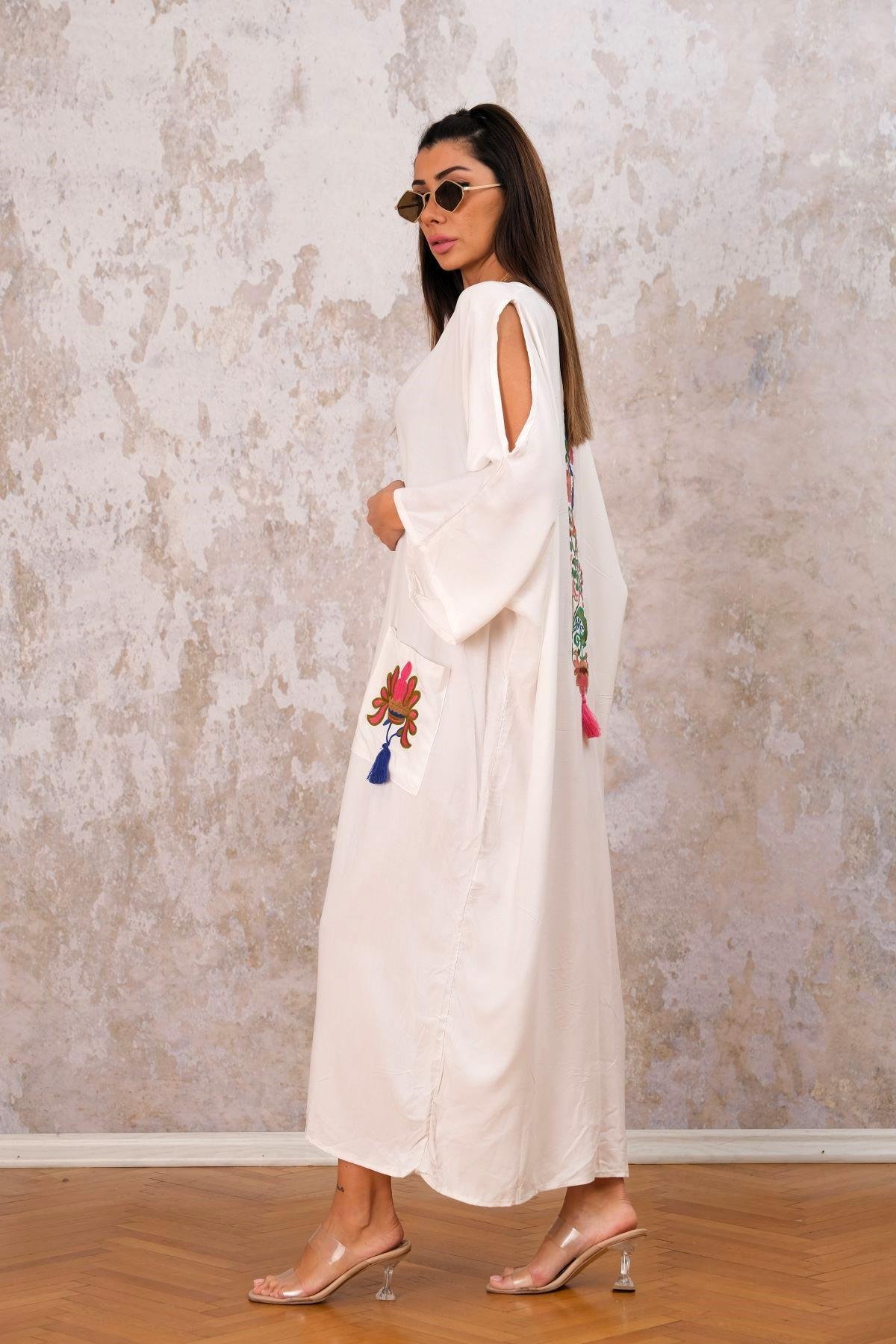 Beyaz V Yaka Sırtı Ve Cepleri Nakışlı Oversize Uzun Gömlek Elbise 