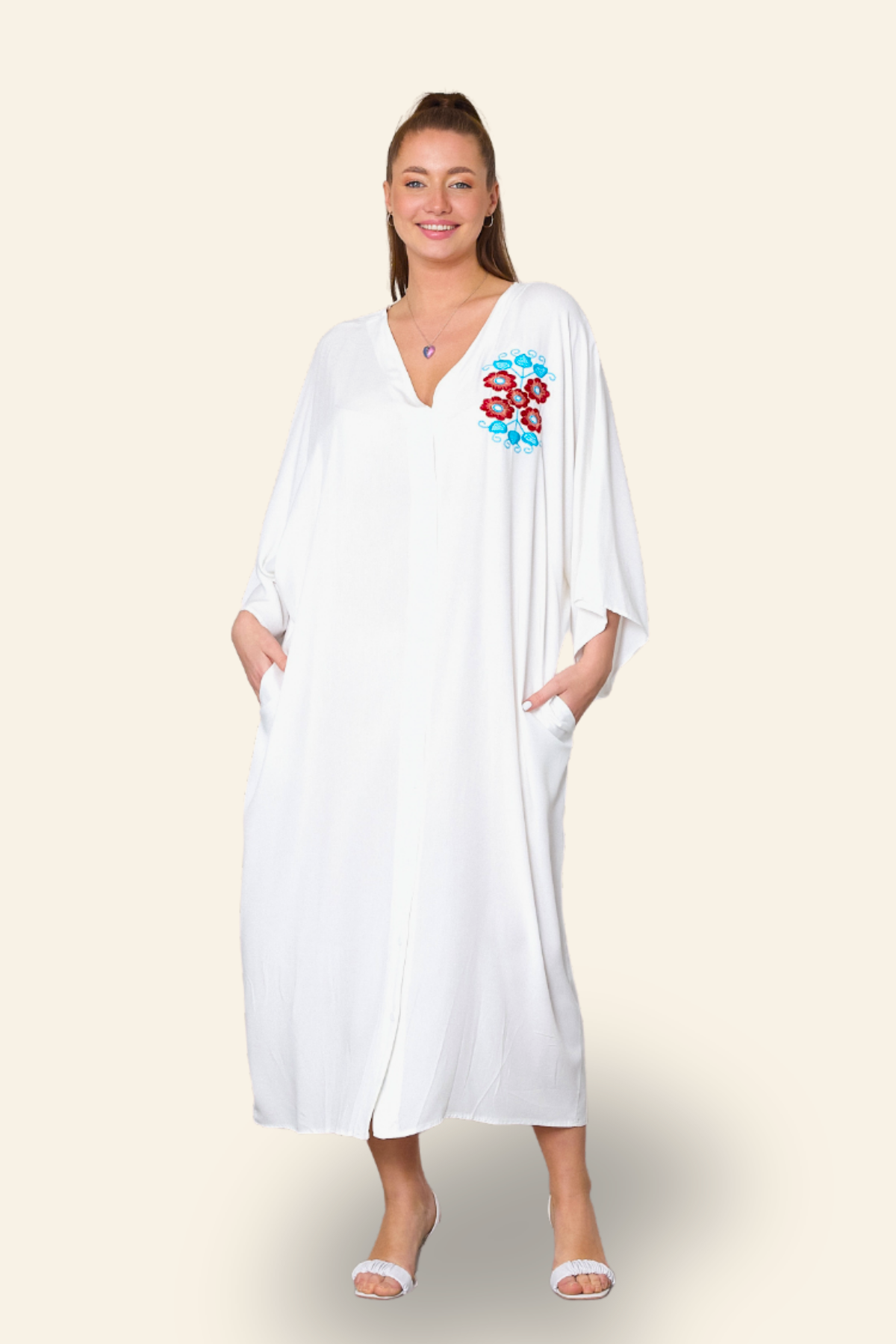 Beyaz V Yaka Sırtı ve Göğsü Çiçek Nakışlı Cepli Oversize Uzun Gömlek Elbise