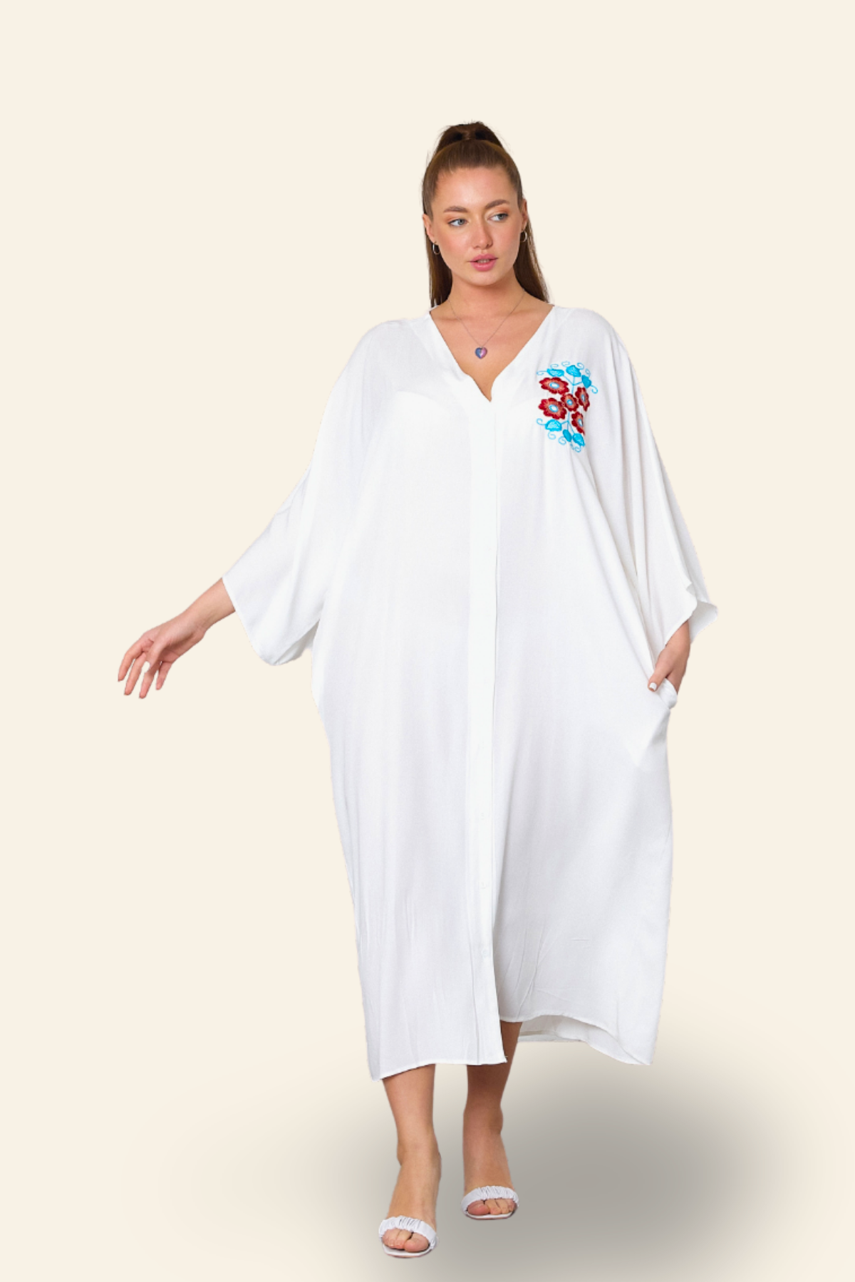 Beyaz V Yaka Sırtı ve Göğsü Çiçek Nakışlı Cepli Oversize Uzun Gömlek Elbise