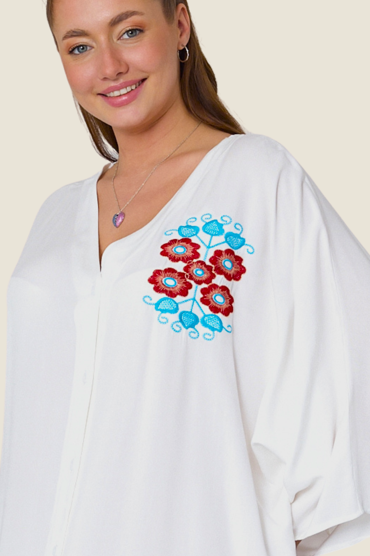 Beyaz V Yaka Sırtı ve Göğsü Çiçek Nakışlı Cepli Oversize Uzun Gömlek Elbise