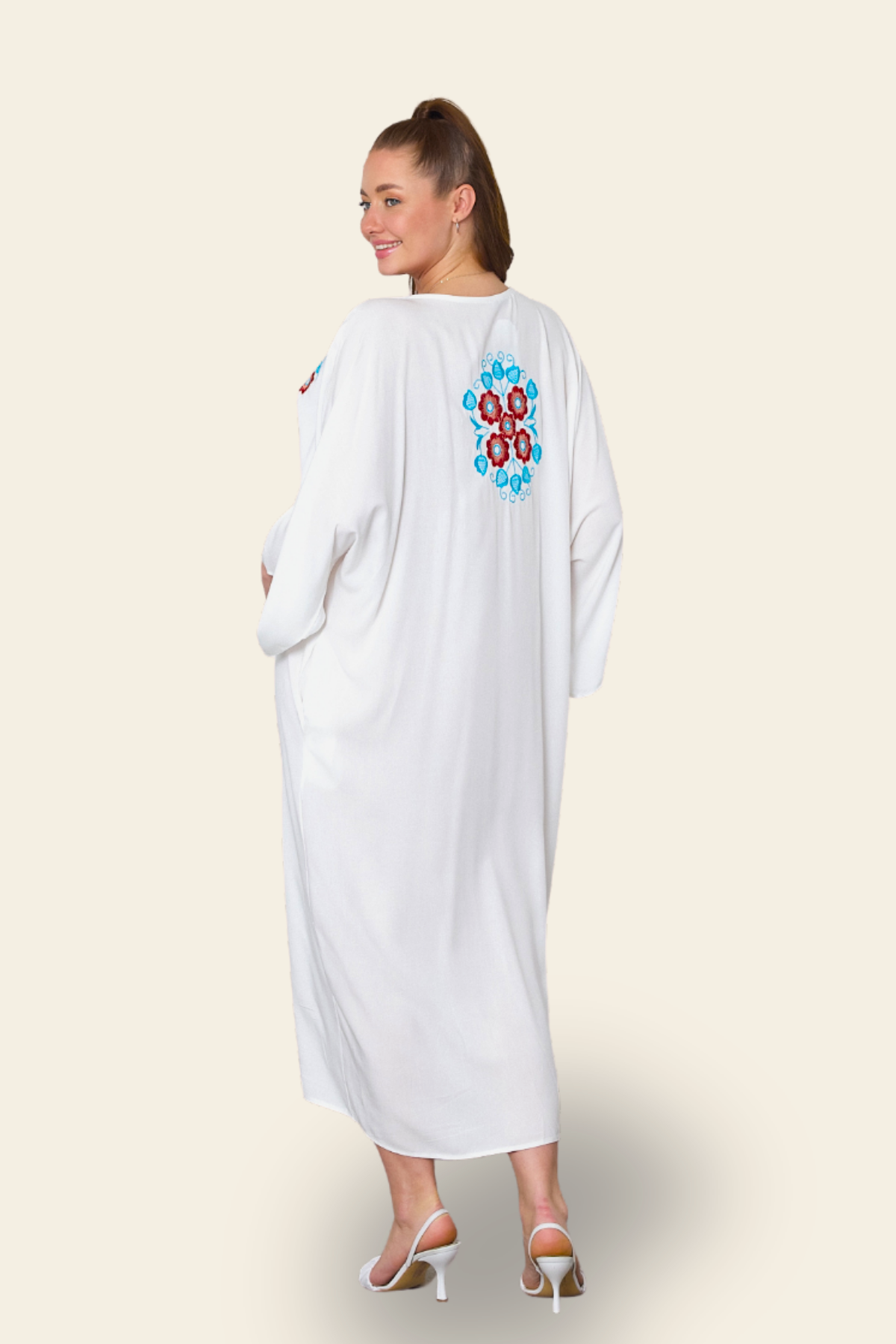 Beyaz V Yaka Sırtı ve Göğsü Çiçek Nakışlı Cepli Oversize Uzun Gömlek Elbise