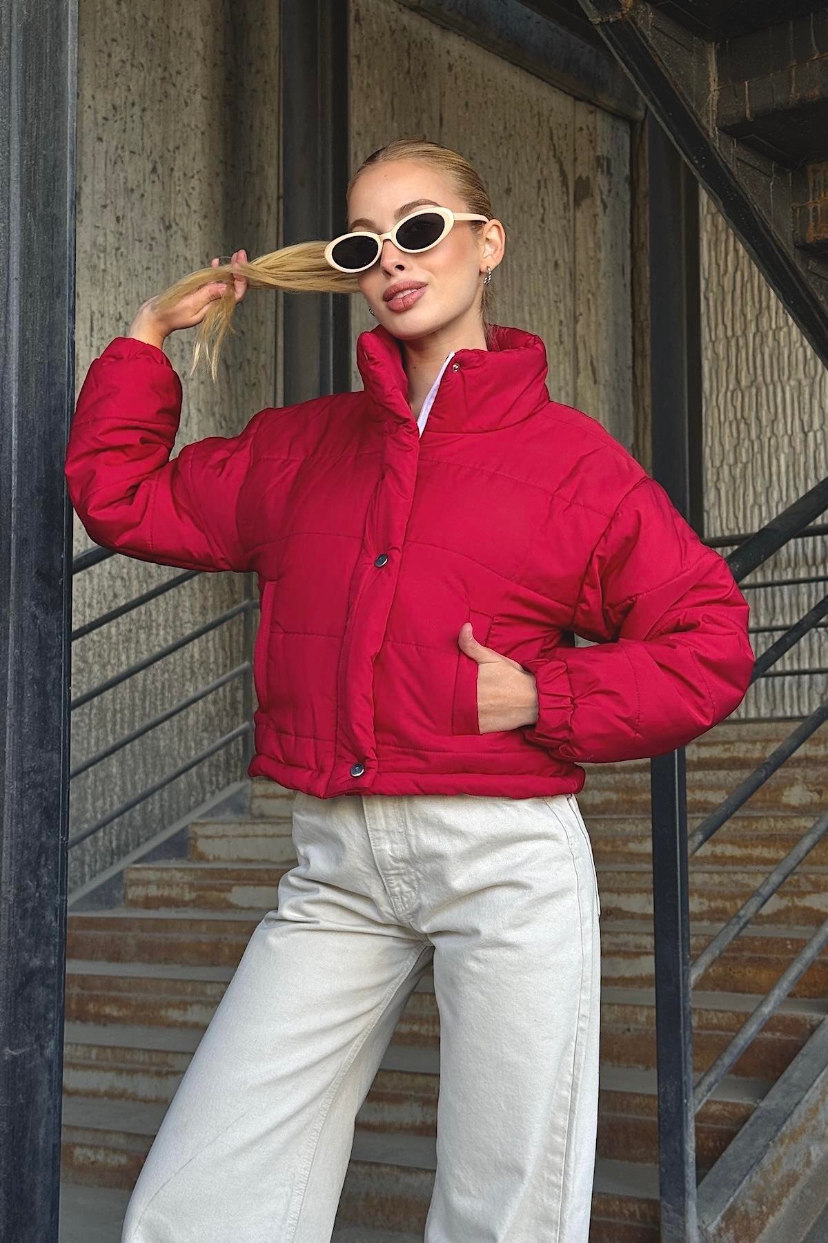 معطف قصير قابل للنفخ بياقة قصيرة بياقة الوقوف باللون العنابي مع سحاب بقفل كبسولة