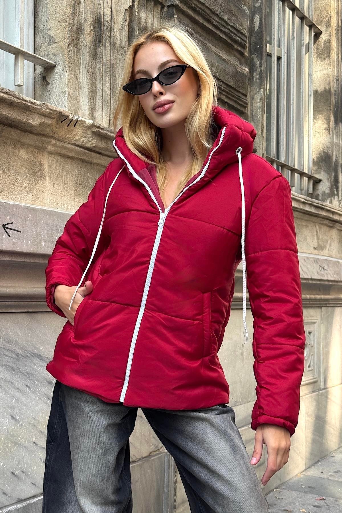 معطف قابل للنفخ بقلنسوة مقاوم للماء برتقالي خمري اللون