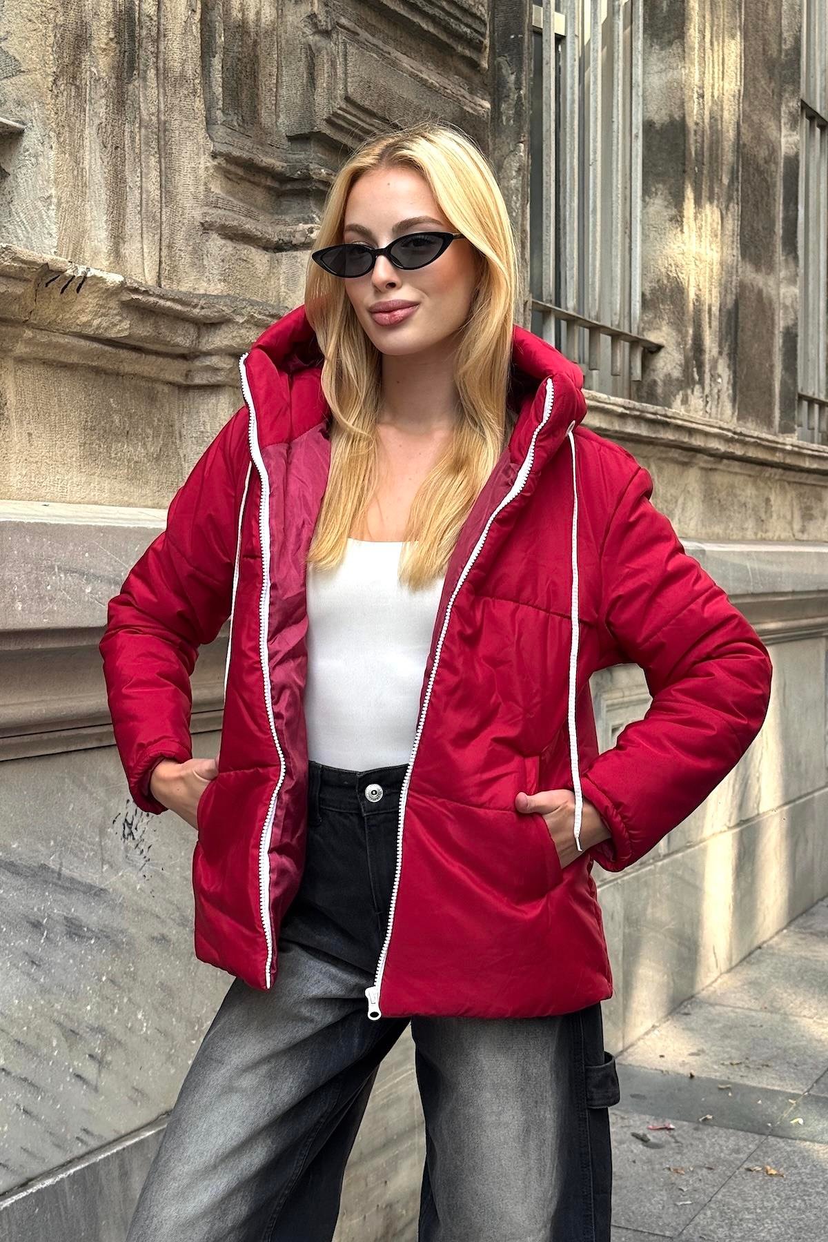 معطف قابل للنفخ بقلنسوة مقاوم للماء برتقالي خمري اللون