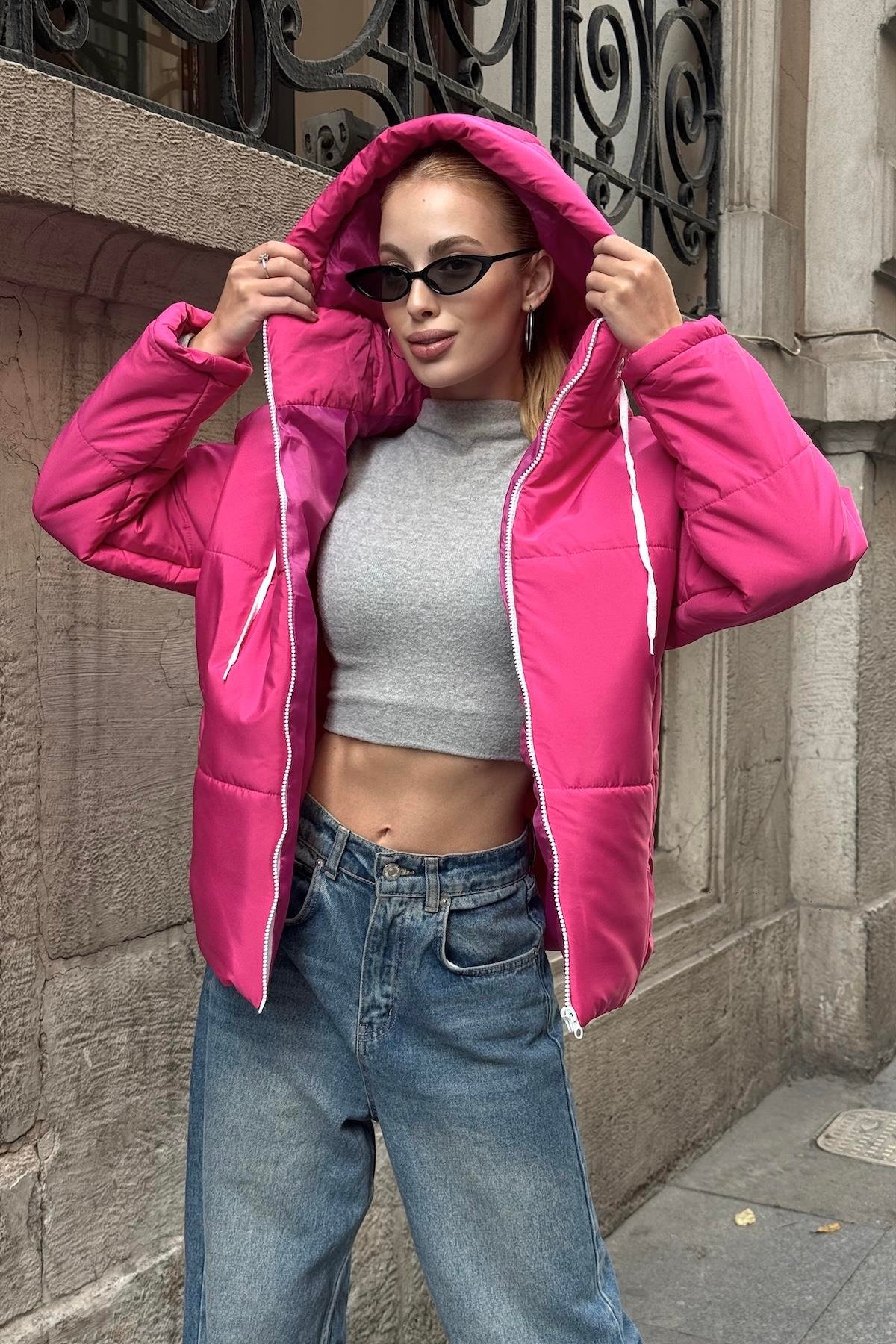 معطف قابل للنفخ بقلنسوة مقاوم للماء باللون الفوشيا