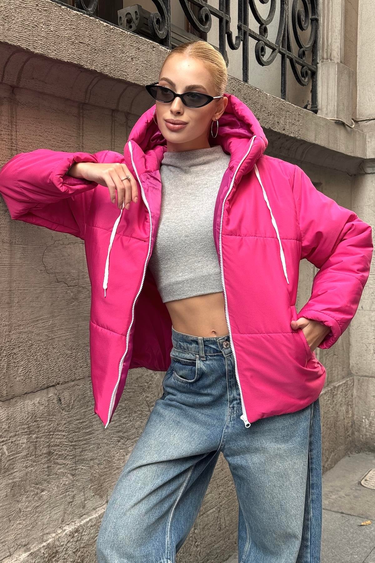 معطف قابل للنفخ بقلنسوة مقاوم للماء باللون الفوشيا