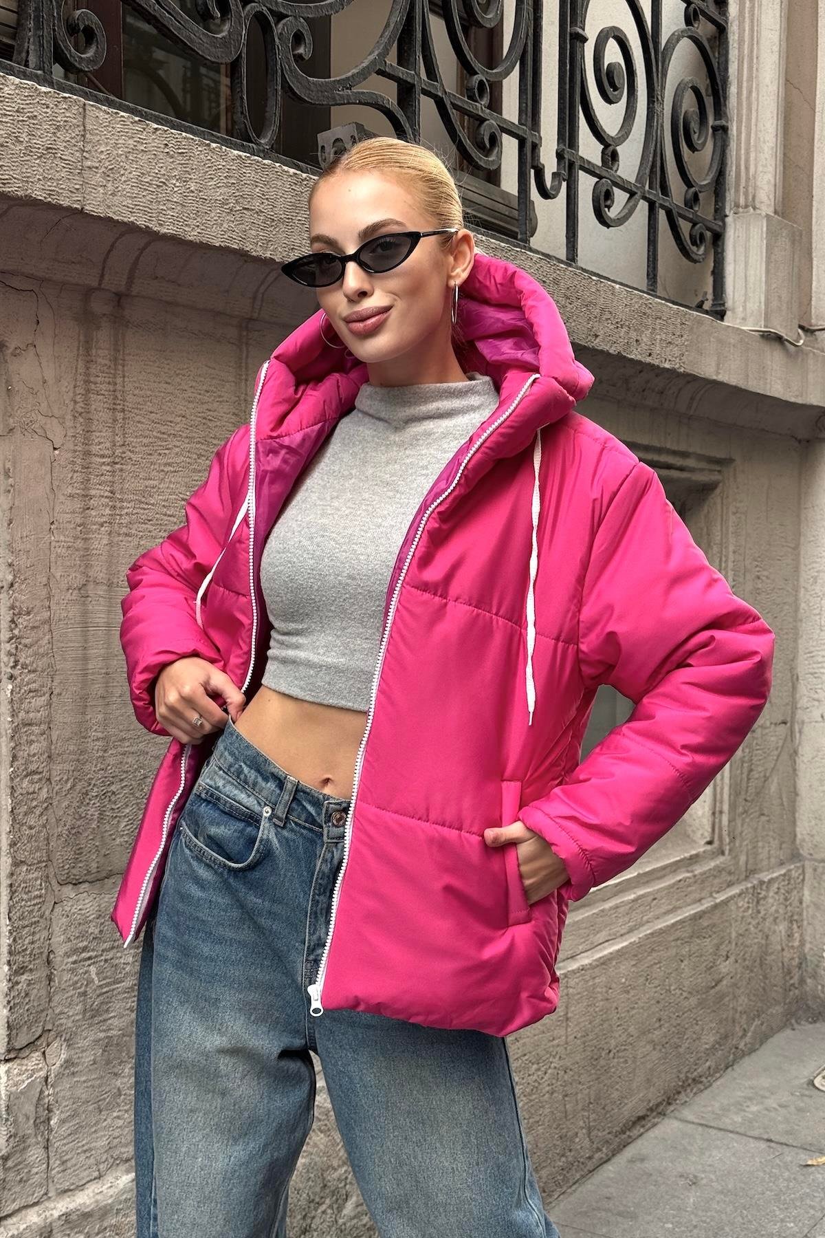 معطف قابل للنفخ بقلنسوة مقاوم للماء باللون الفوشيا