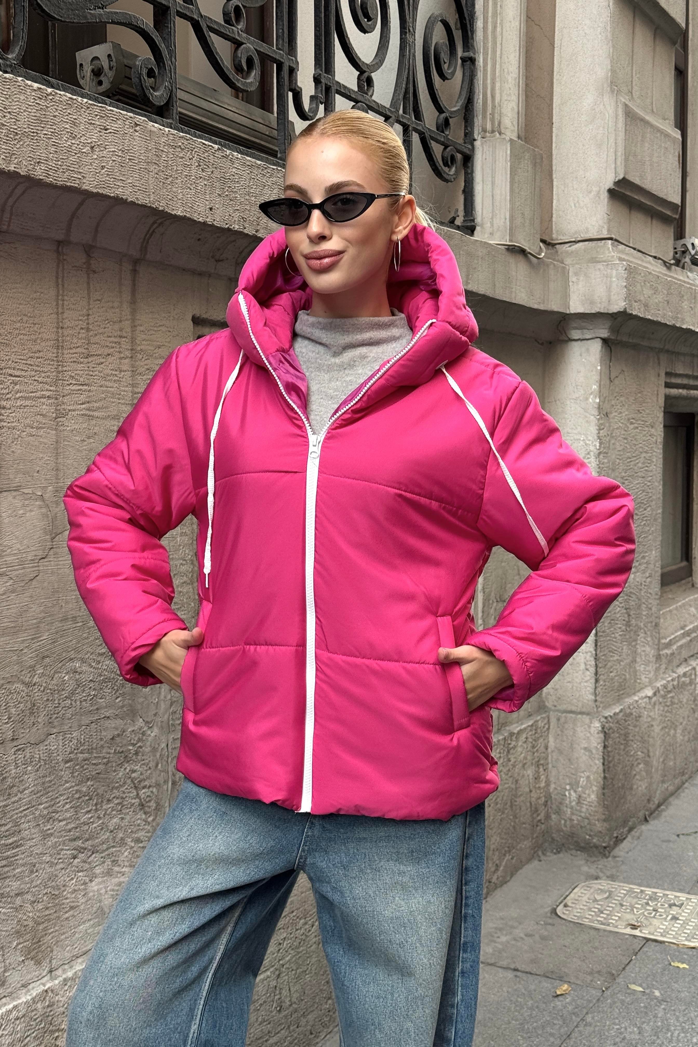 معطف قابل للنفخ بقلنسوة مقاوم للماء باللون الفوشيا