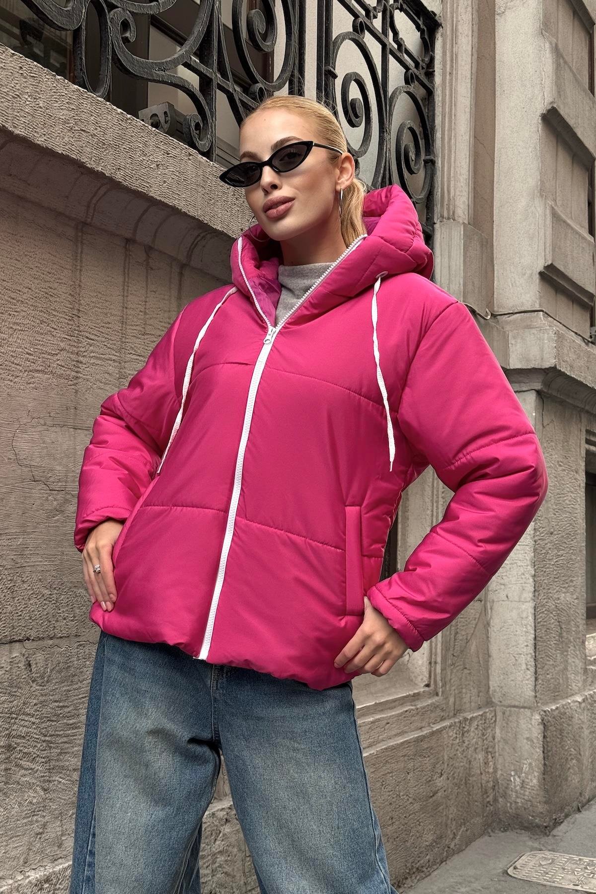 معطف قابل للنفخ بقلنسوة مقاوم للماء باللون الفوشيا