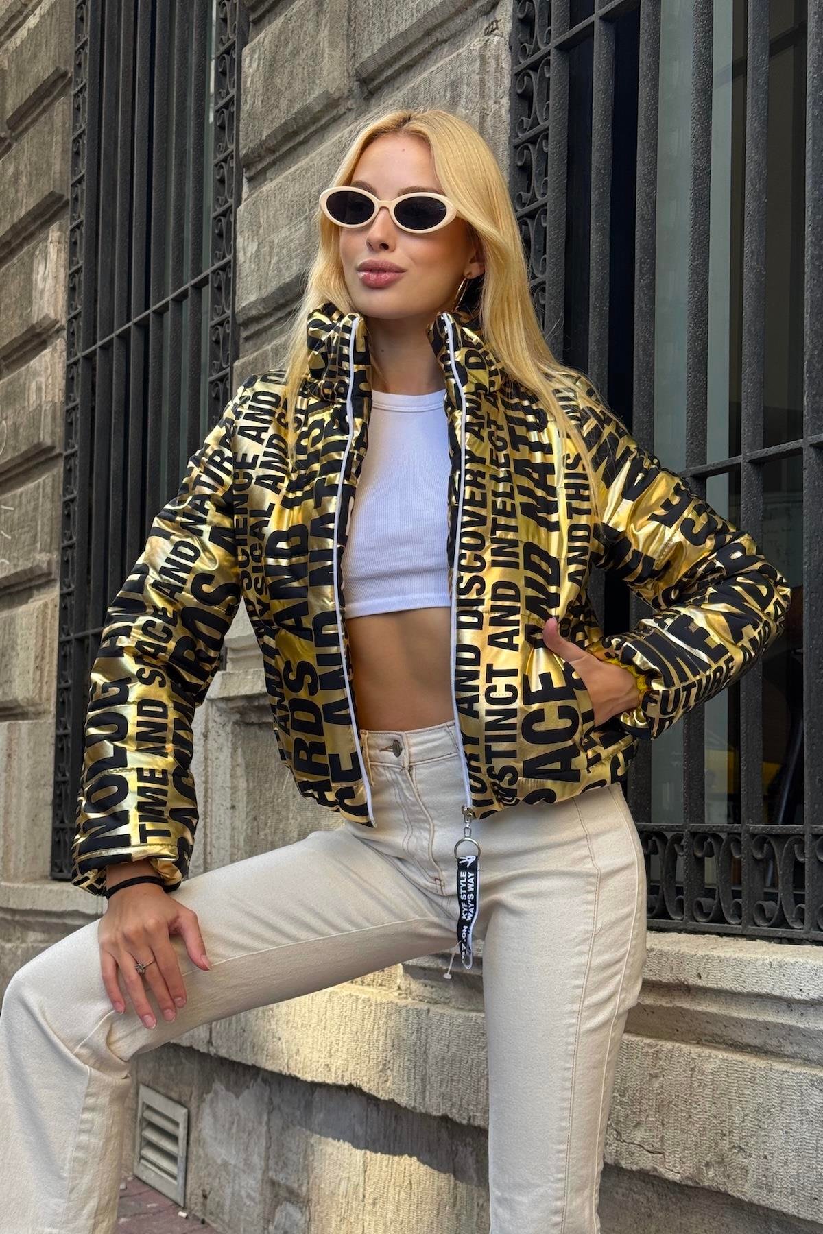 معطف قصير قابل للنفخ بياقة قصيرة ذهبية لامعة مطبوعة على شكل طوق حامل مع إغلاق بسحاب