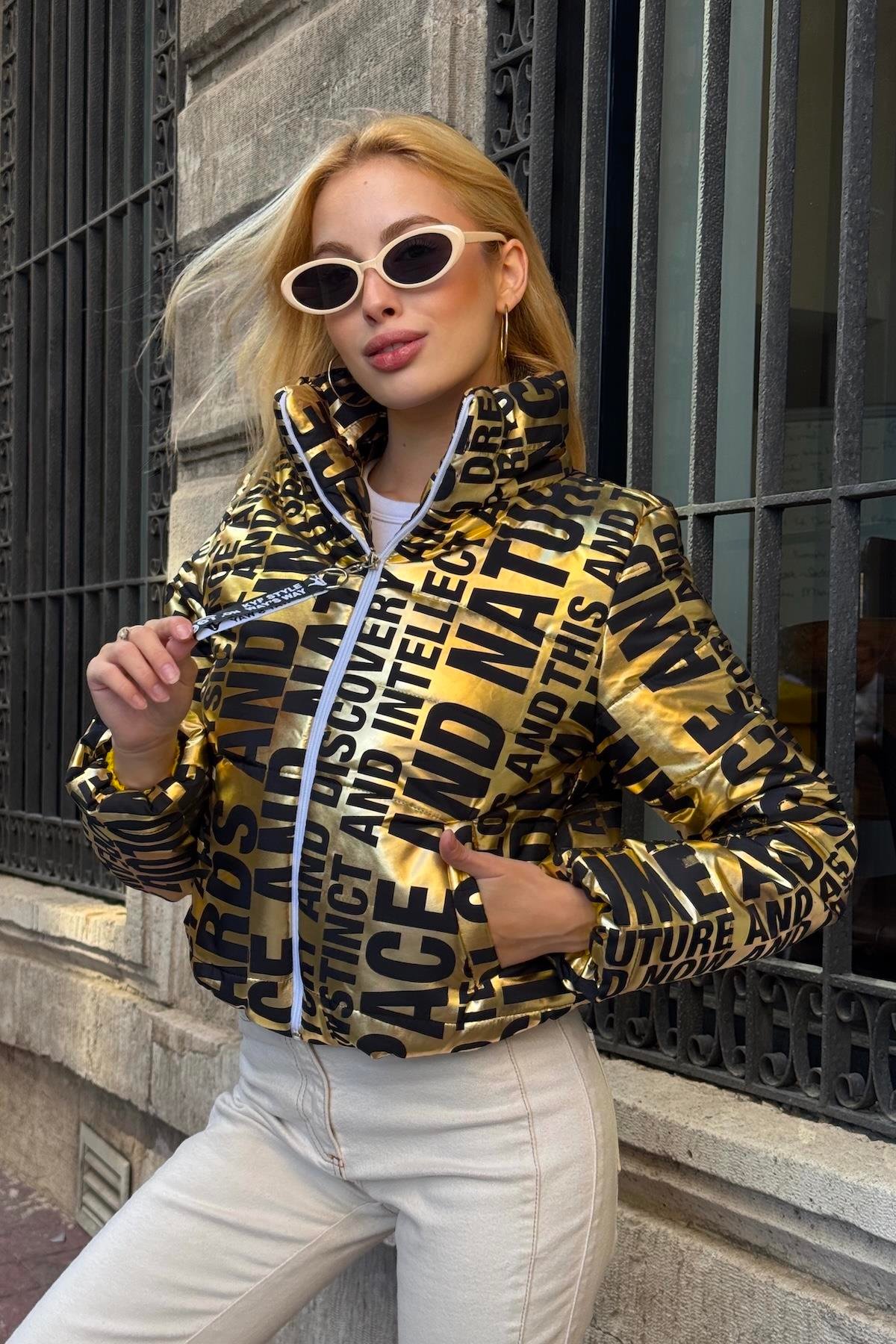 معطف قصير قابل للنفخ بياقة قصيرة ذهبية لامعة مطبوعة على شكل طوق حامل مع إغلاق بسحاب