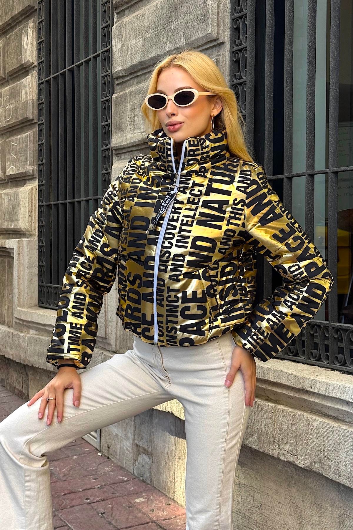 معطف قصير قابل للنفخ بياقة قصيرة ذهبية لامعة مطبوعة على شكل طوق حامل مع إغلاق بسحاب