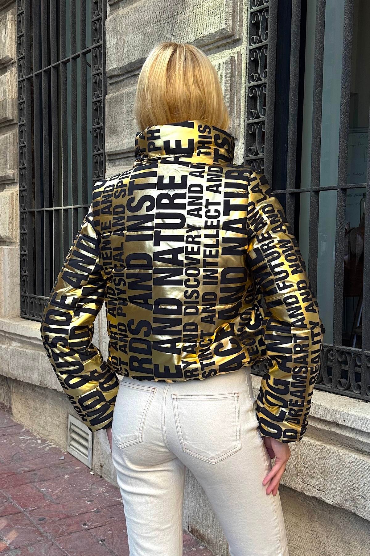 معطف قصير قابل للنفخ بياقة قصيرة ذهبية لامعة مطبوعة على شكل طوق حامل مع إغلاق بسحاب