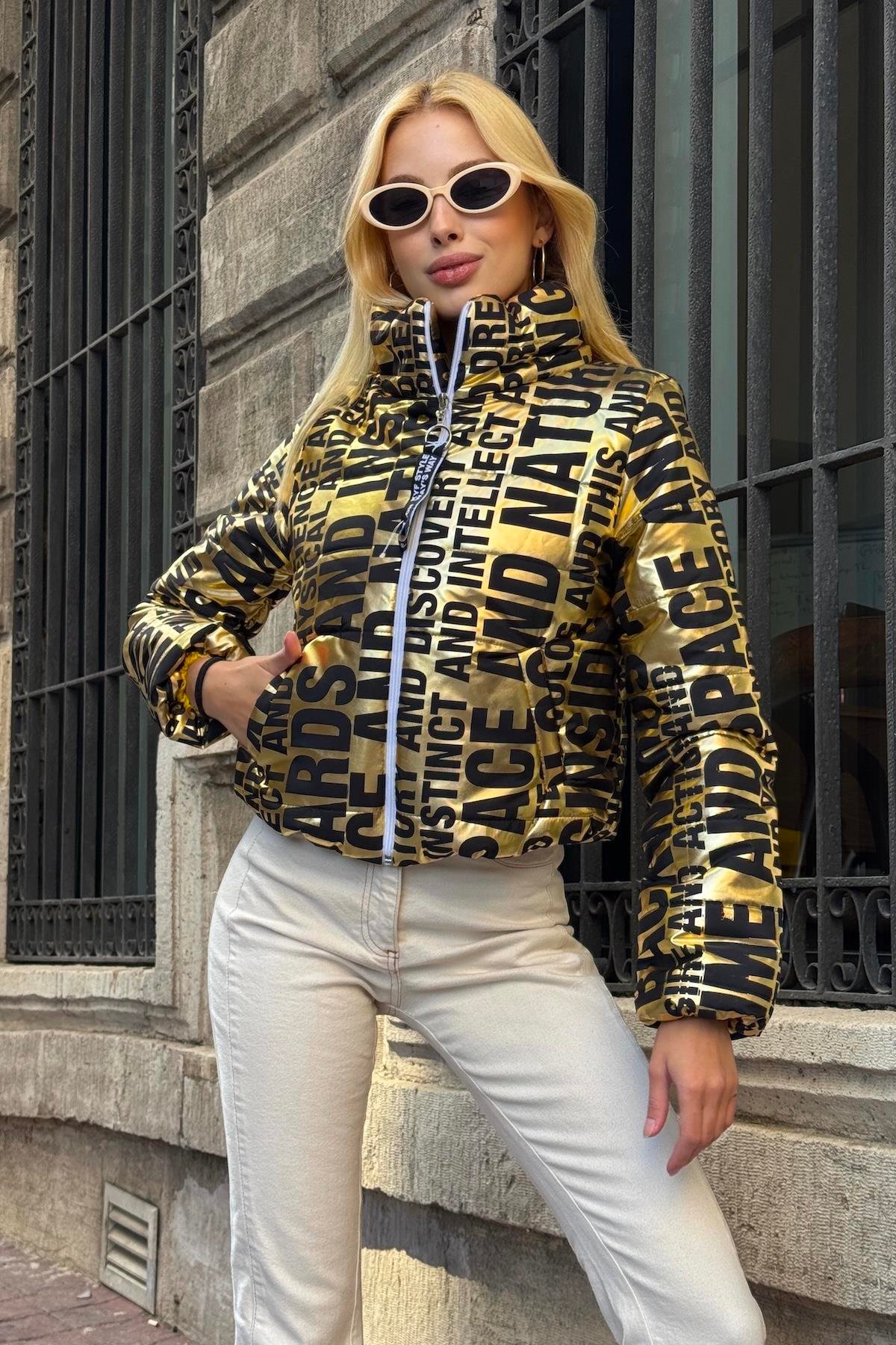 معطف قصير قابل للنفخ بياقة قصيرة ذهبية لامعة مطبوعة على شكل طوق حامل مع إغلاق بسحاب