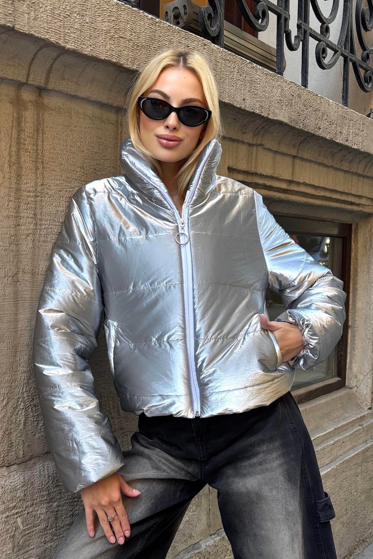 معطف قصير قصير قابل للنفخ بياقة ستاند فضي لامع فاخر قابل للنفخ