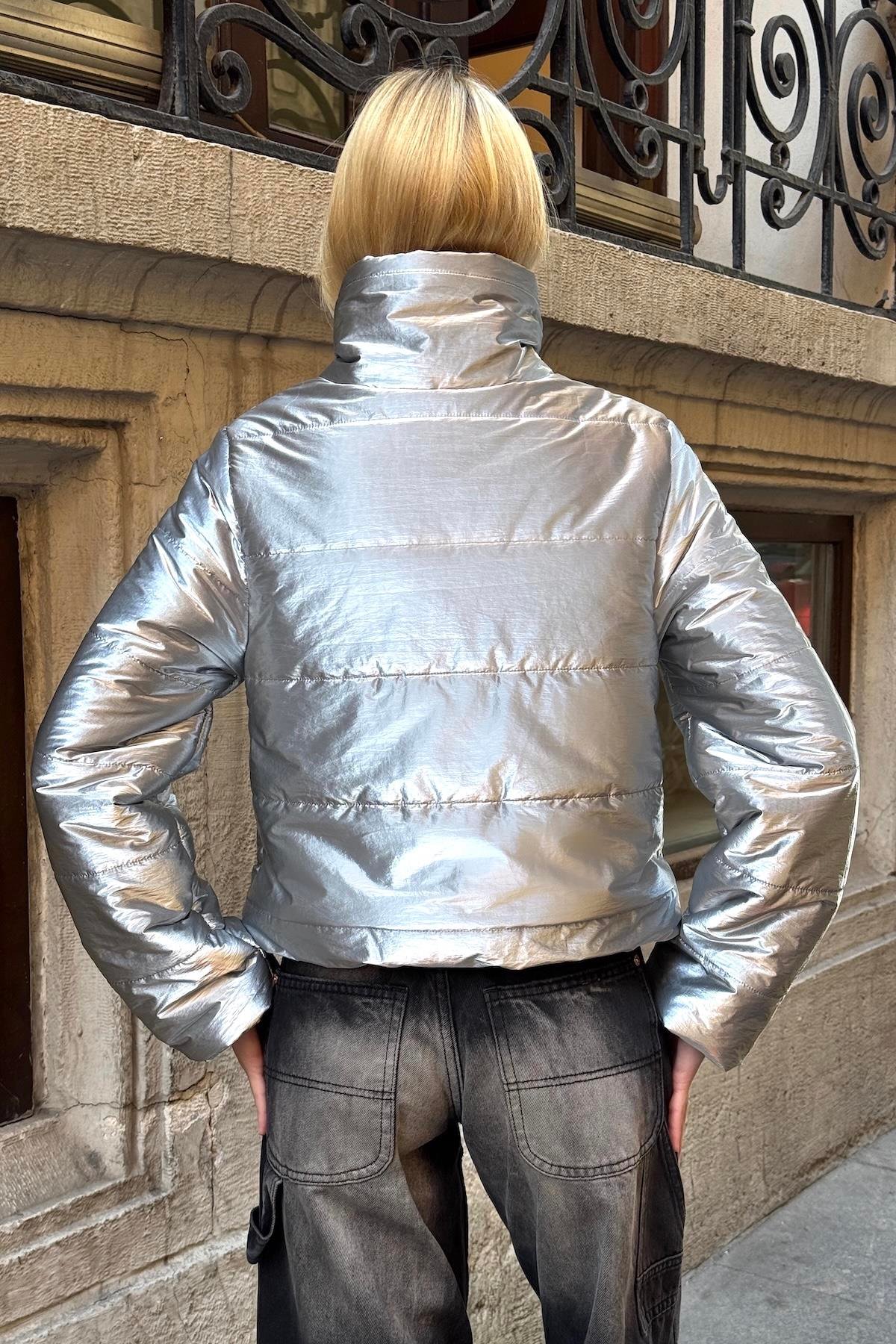 معطف قصير قصير قابل للنفخ بياقة ستاند فضي لامع فاخر قابل للنفخ