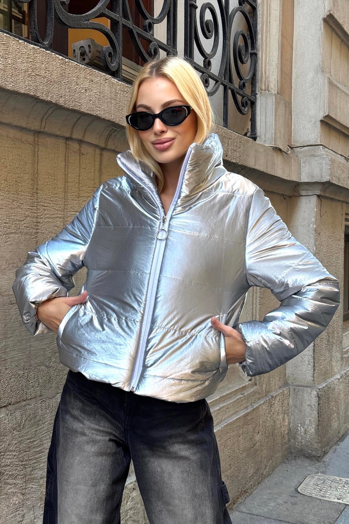 معطف قصير قصير قابل للنفخ بياقة ستاند فضي لامع فاخر قابل للنفخ