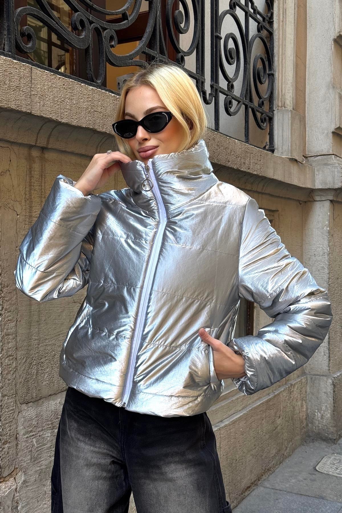 معطف قصير قصير قابل للنفخ بياقة ستاند فضي لامع فاخر قابل للنفخ