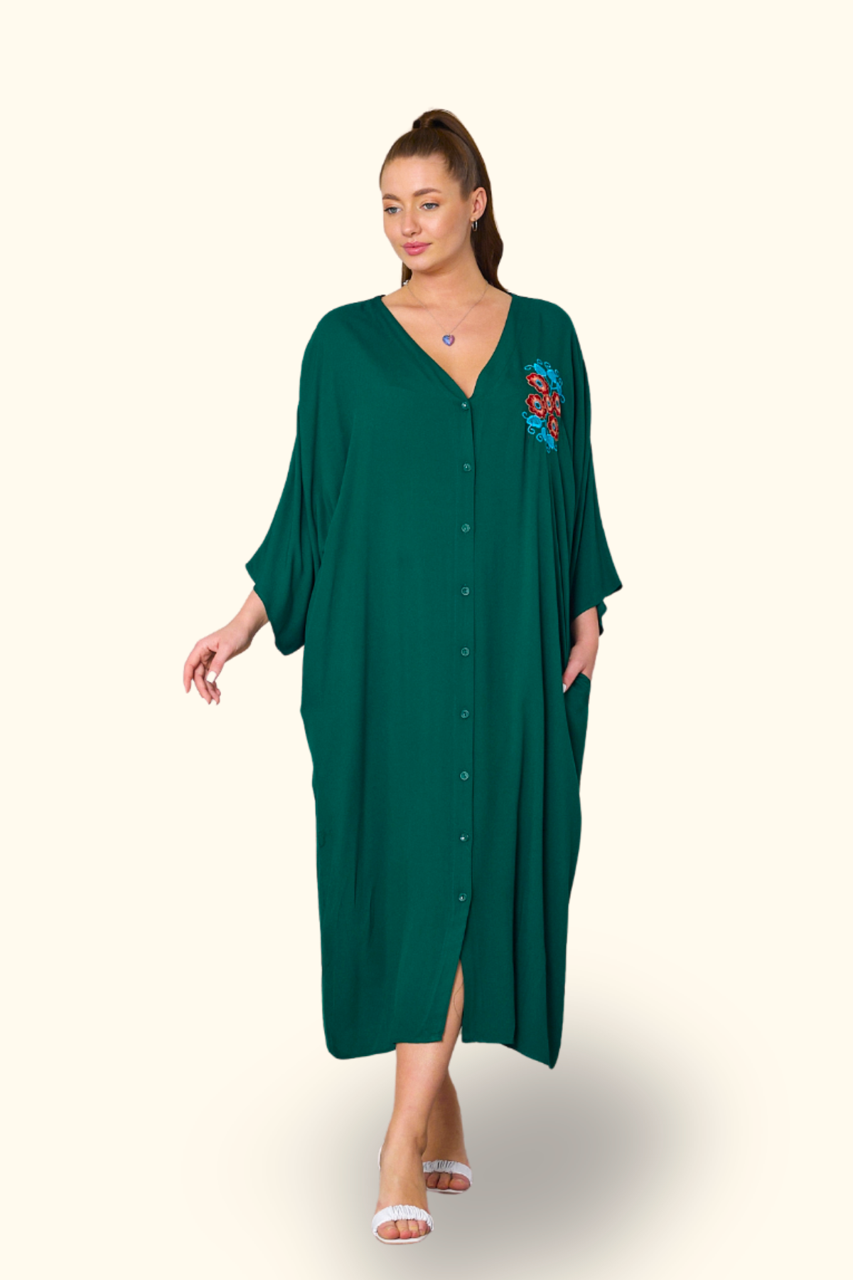 Haki V Yaka Sırtı ve Göğsü Çiçek Nakışlı Cepli Oversize Uzun Gömlek Elbise