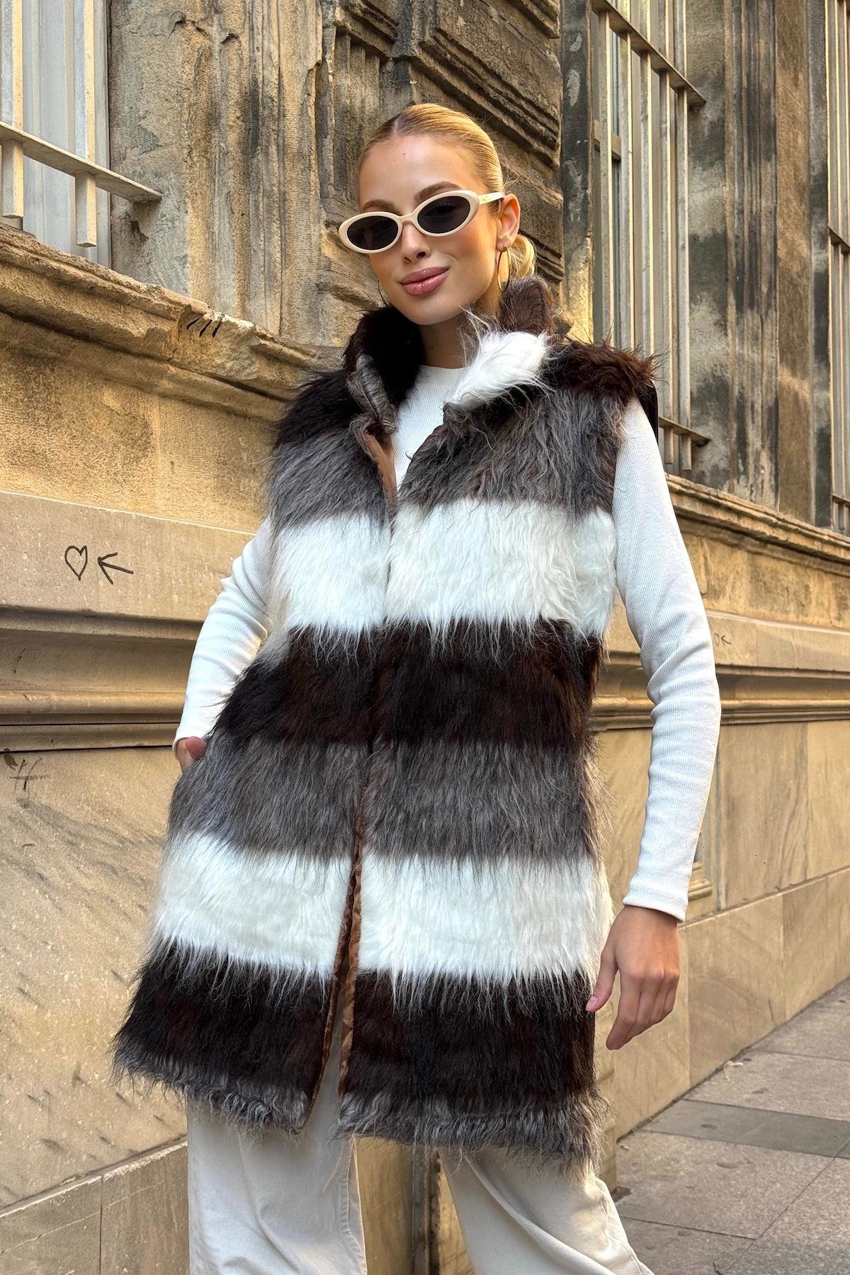 فيست طويل من الفرو الصناعي مخطط باللونين البني والأبيض بجيوب جلدية مفصلة باللون البيج