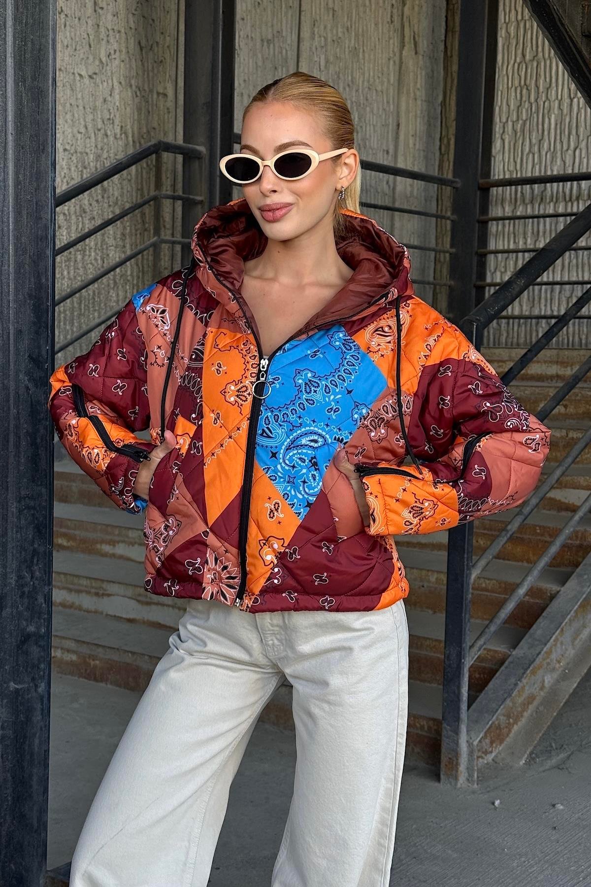 معطف بني منقوش بقلنسوة قصير قابل للنفخ بقلنسوة مع أكمام بسحاب