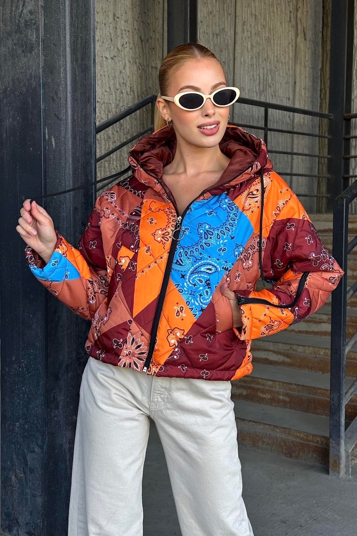 معطف بني منقوش بقلنسوة قصير قابل للنفخ بقلنسوة مع أكمام بسحاب