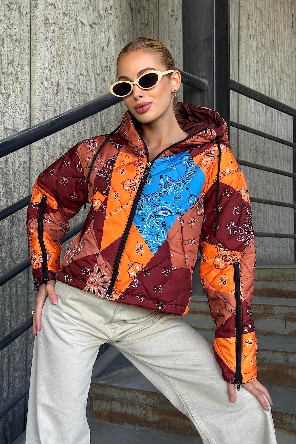 معطف بني منقوش بقلنسوة قصير قابل للنفخ بقلنسوة مع أكمام بسحاب