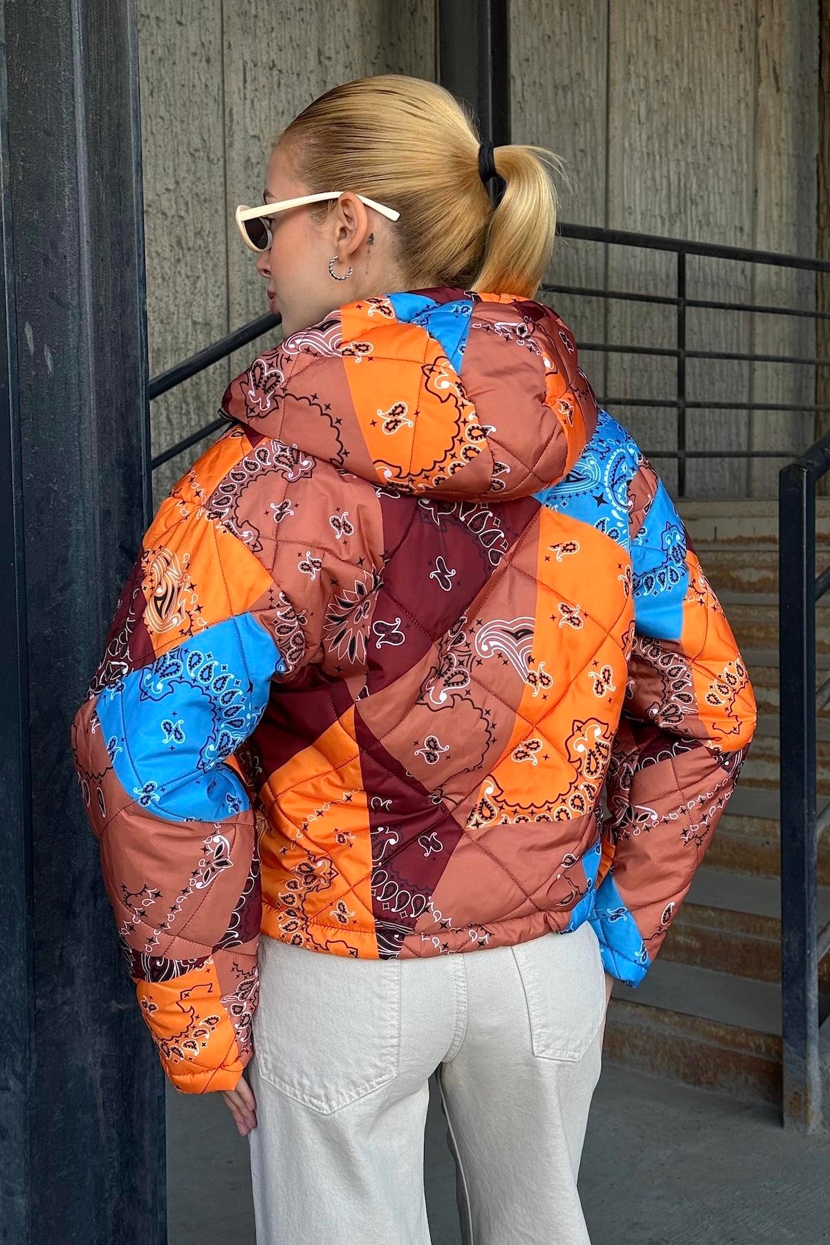 معطف بني منقوش بقلنسوة قصير قابل للنفخ بقلنسوة مع أكمام بسحاب