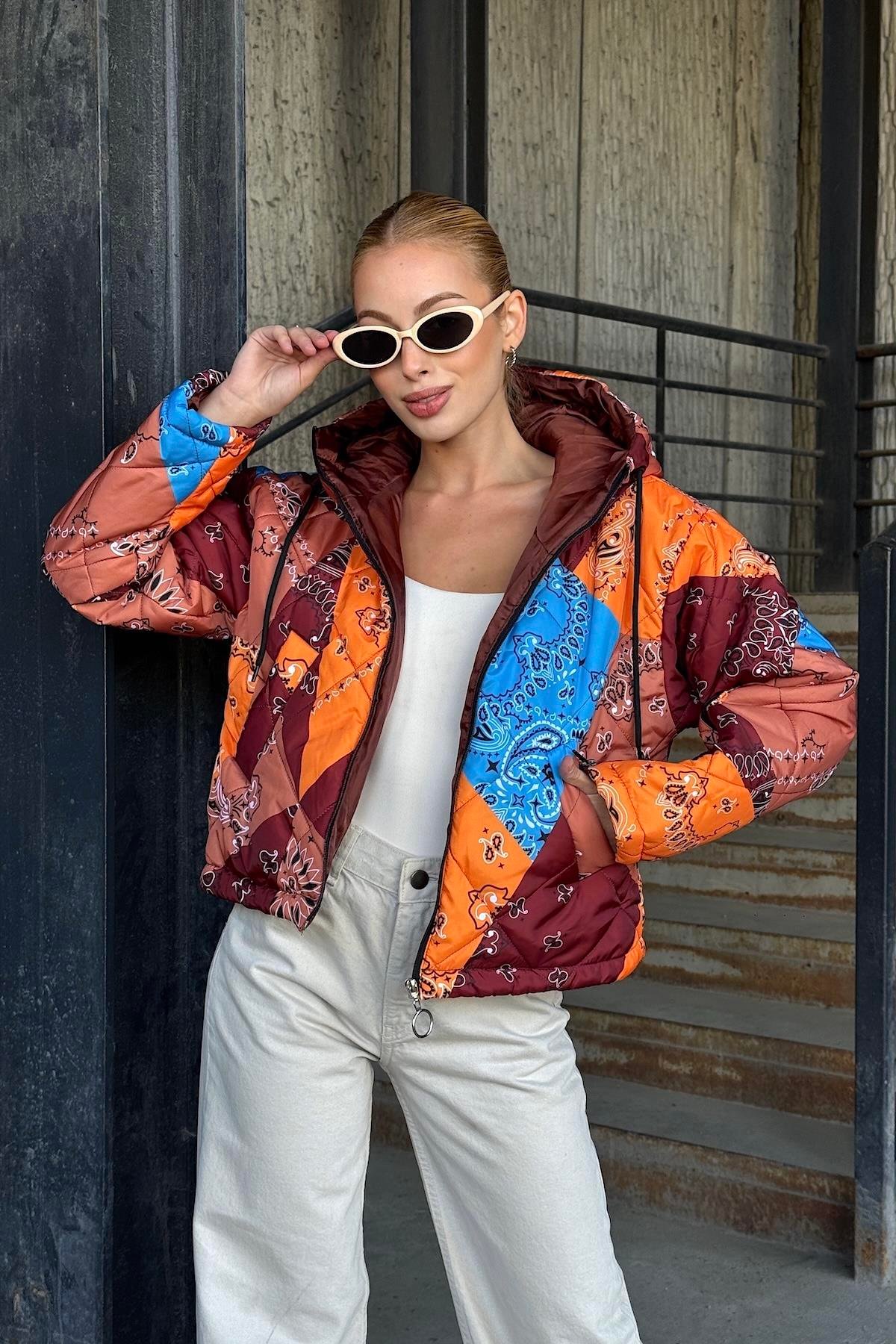 معطف بني منقوش بقلنسوة قصير قابل للنفخ بقلنسوة مع أكمام بسحاب