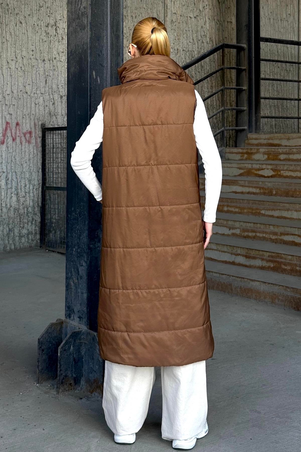 سترة طويلة قابلة للنفخ بياقة بنية مخططة بياقة قائمة ومفصلة بجيوب