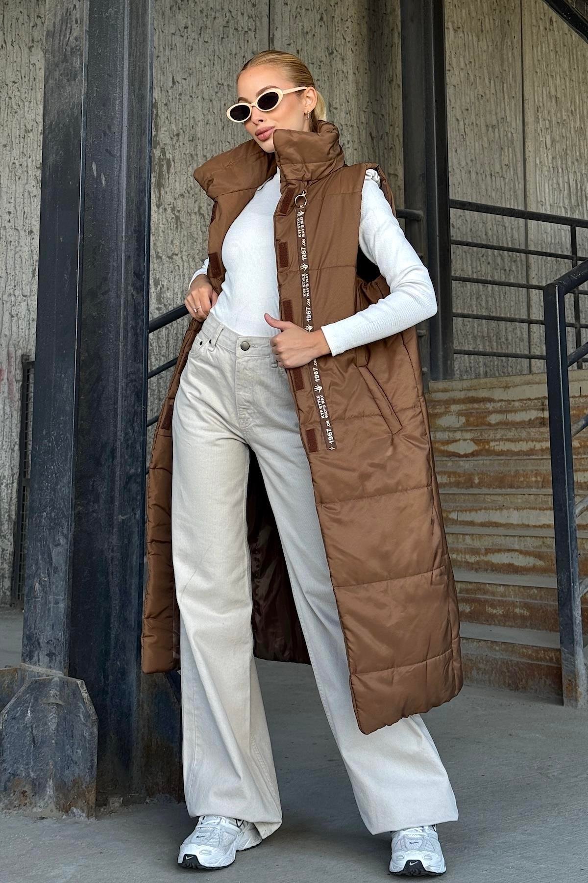 سترة طويلة قابلة للنفخ بياقة بنية مخططة بياقة قائمة ومفصلة بجيوب