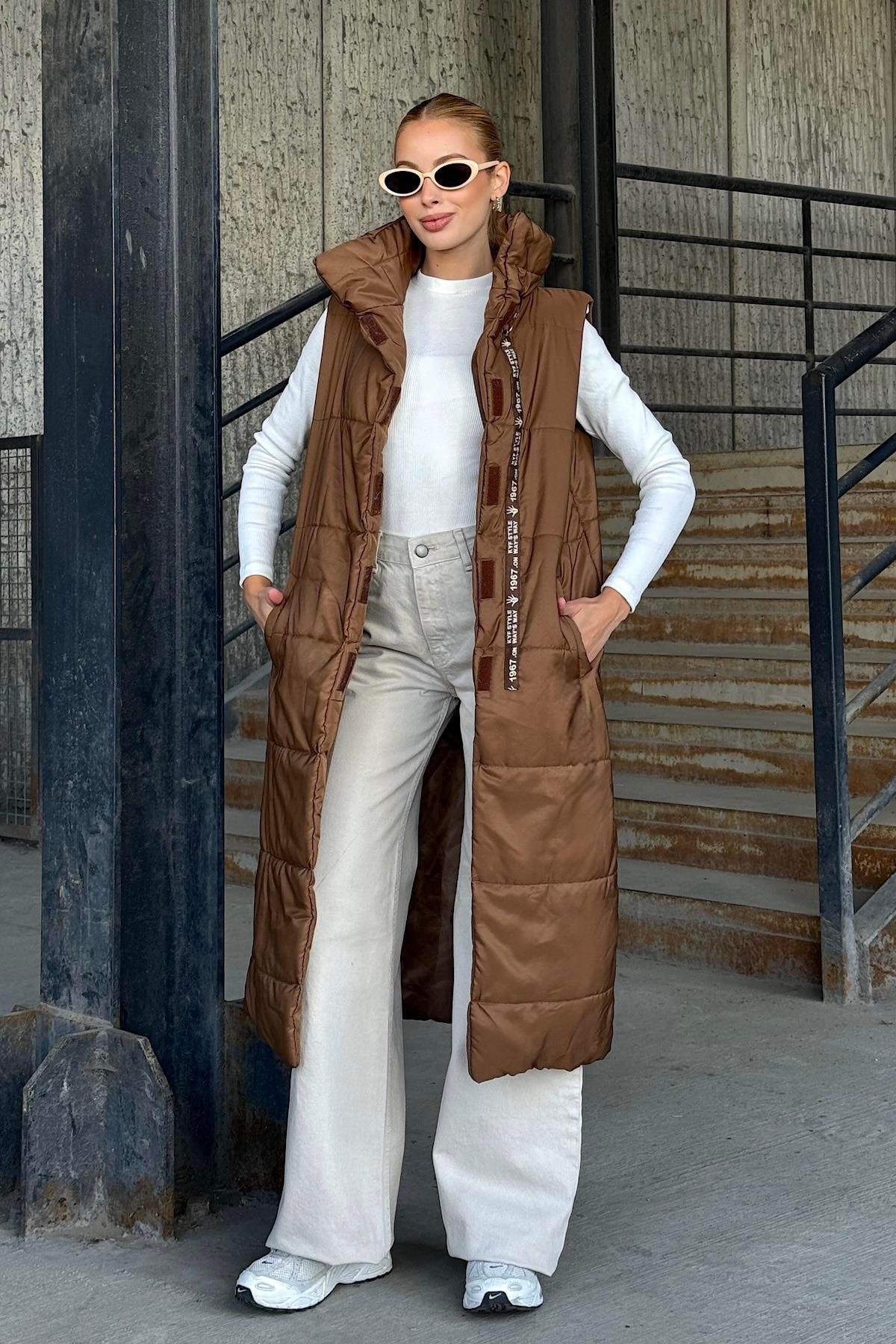 سترة طويلة قابلة للنفخ بياقة بنية مخططة بياقة قائمة ومفصلة بجيوب