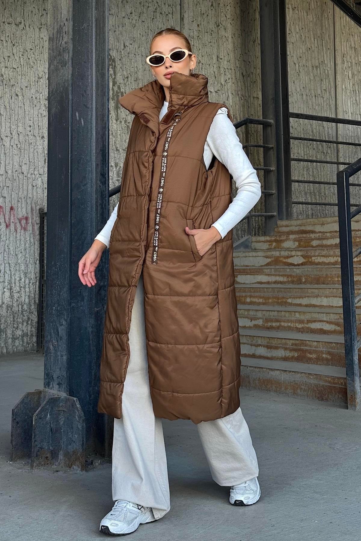 سترة طويلة قابلة للنفخ بياقة بنية مخططة بياقة قائمة ومفصلة بجيوب